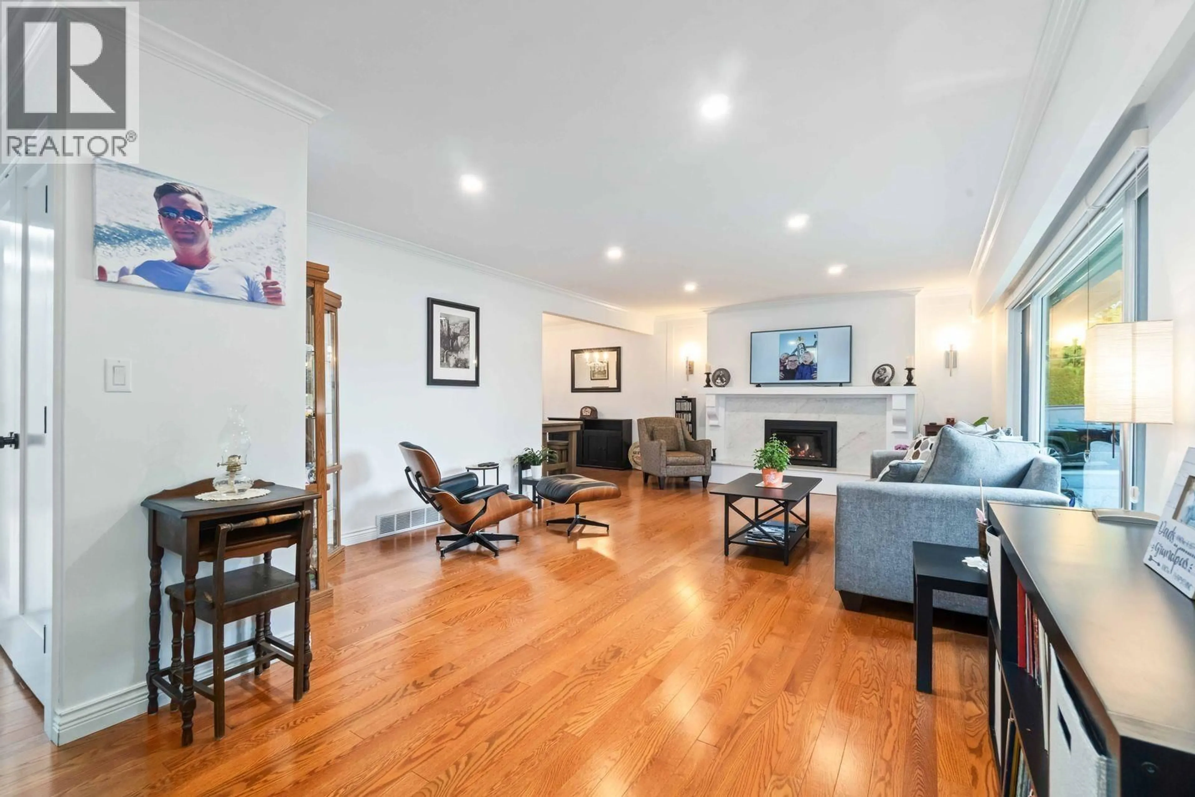 Living room with furniture, wood/laminate floor for 660 GATENSBURY STREET, Coquitlam British Columbia V3J5G8