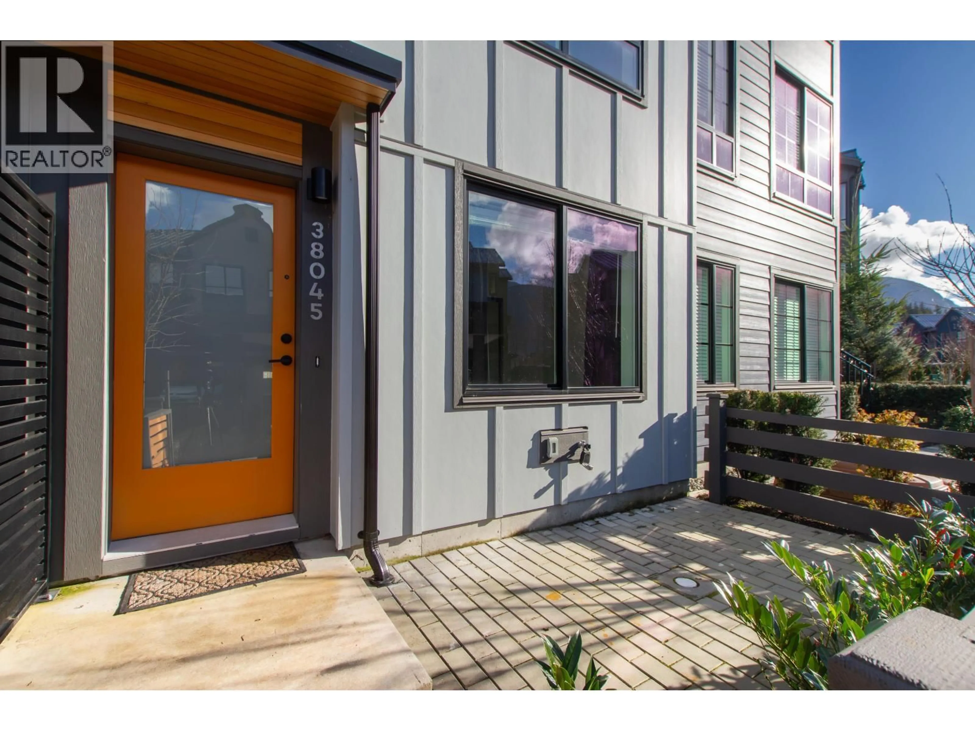 Indoor entryway for 38045 KEEL WAY, Squamish British Columbia V8B2A1