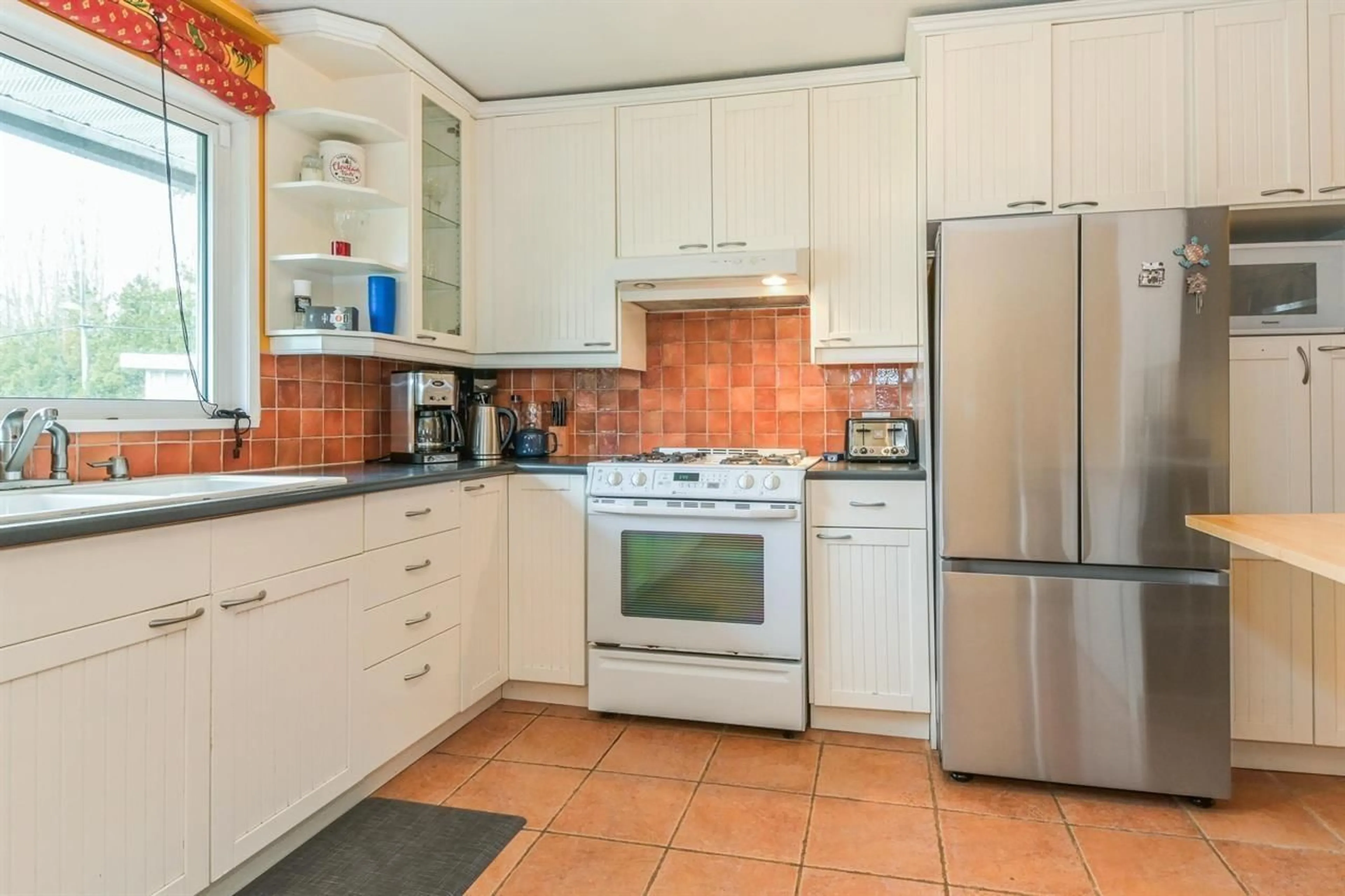 Standard kitchen, ceramic/tile floor for 21810 40 AVENUE, Langley British Columbia V2Z1N7