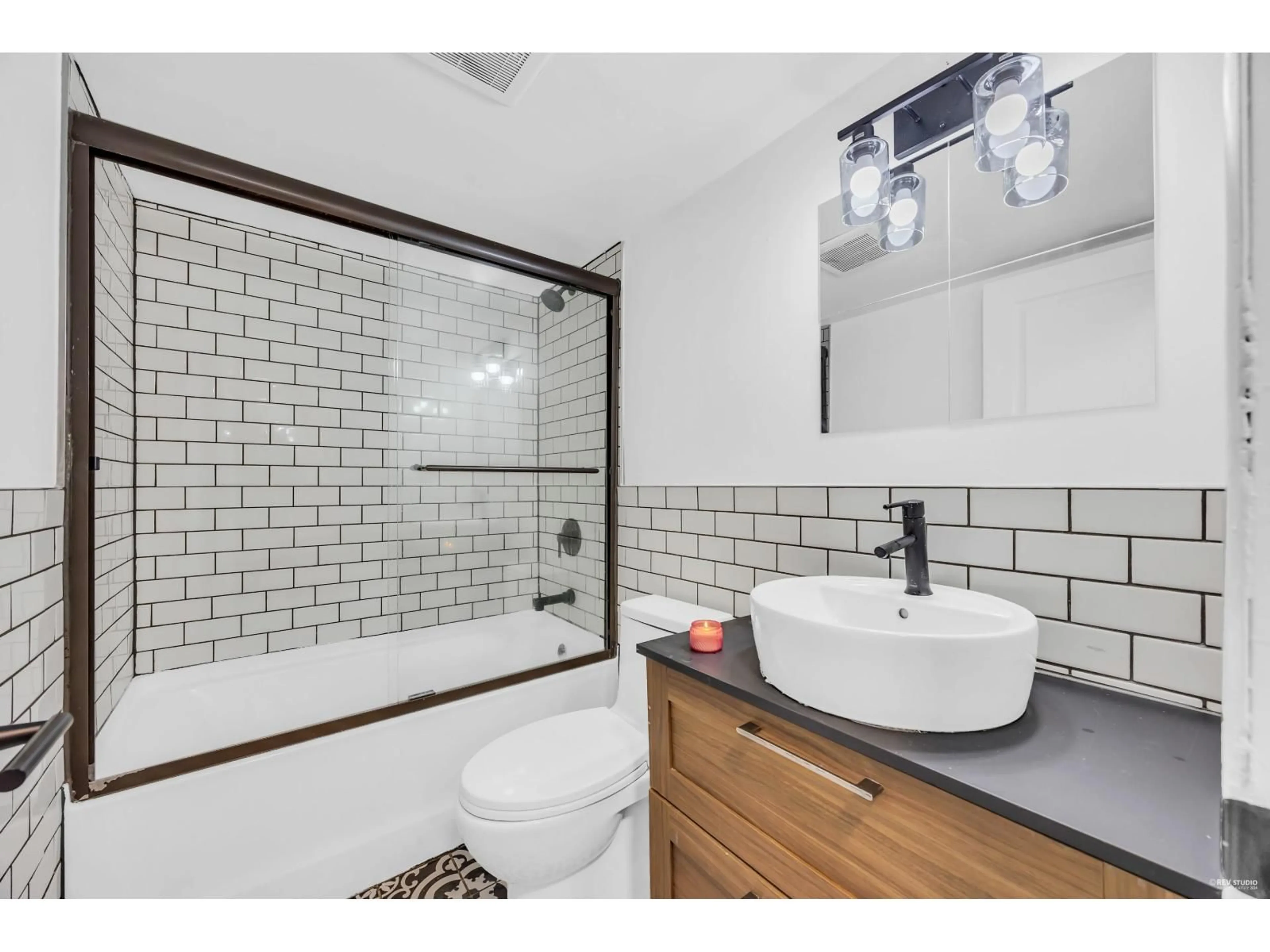 Standard bathroom, ceramic/tile floor for 104 - 33598 GEORGE FERGUSON WAY, Abbotsford British Columbia V2S2L8