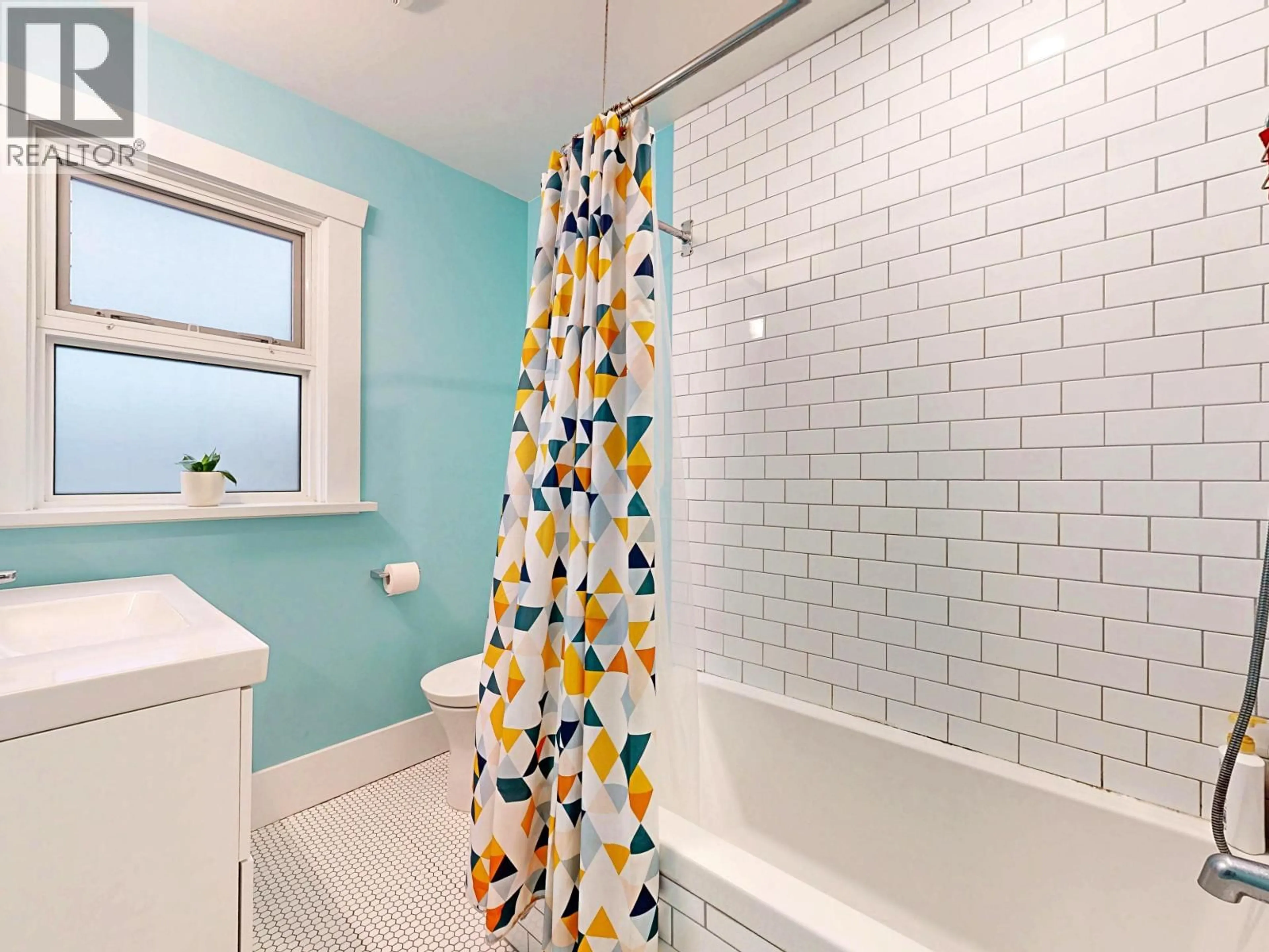 Contemporary bathroom, ceramic/tile floor for 2640 MCGILL STREET, Vancouver British Columbia V5K1H3