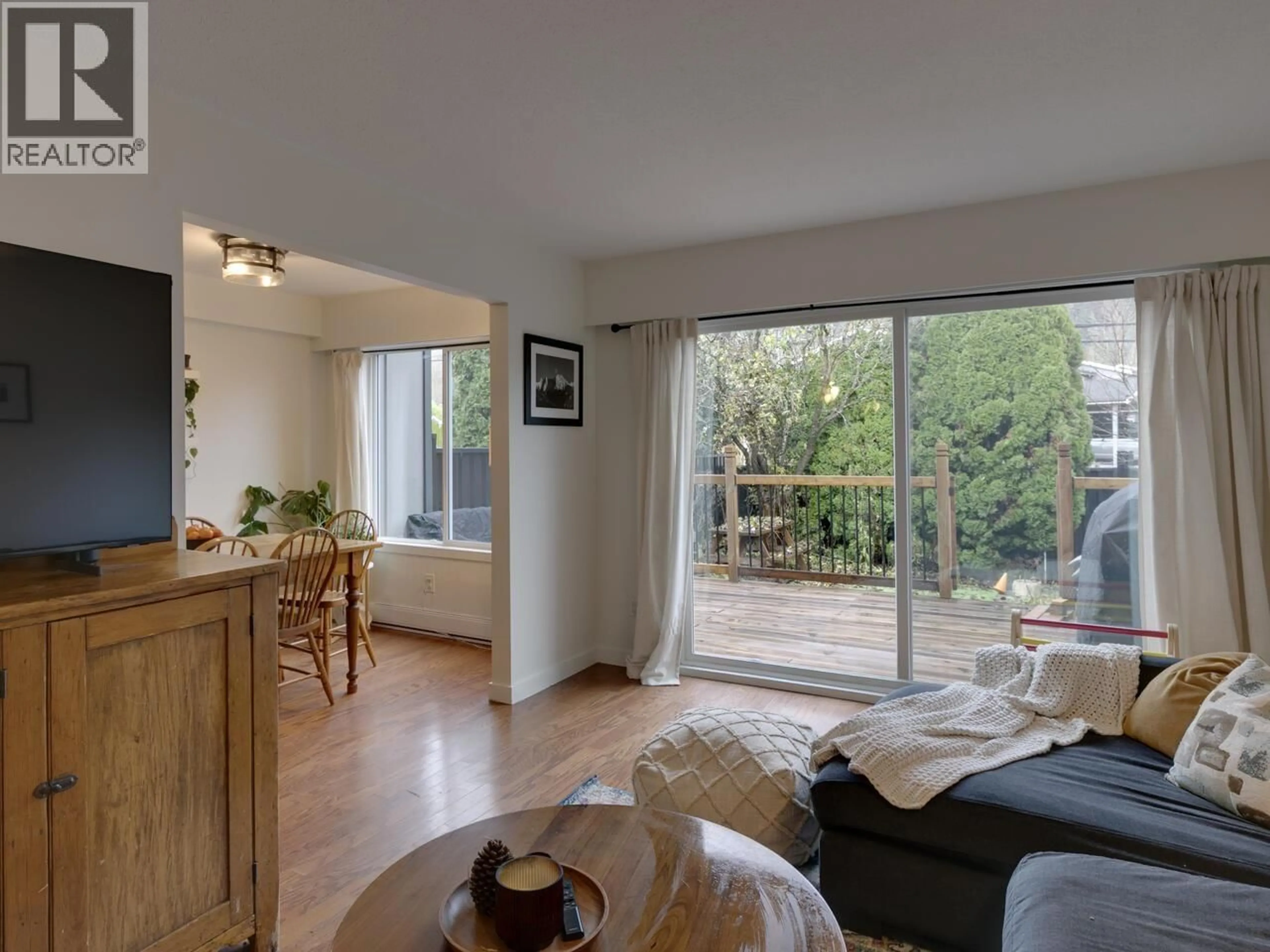 Living room with furniture, wood/laminate floor for 29 - 1500 JUDD ROAD, Brackendale British Columbia V0N1T0