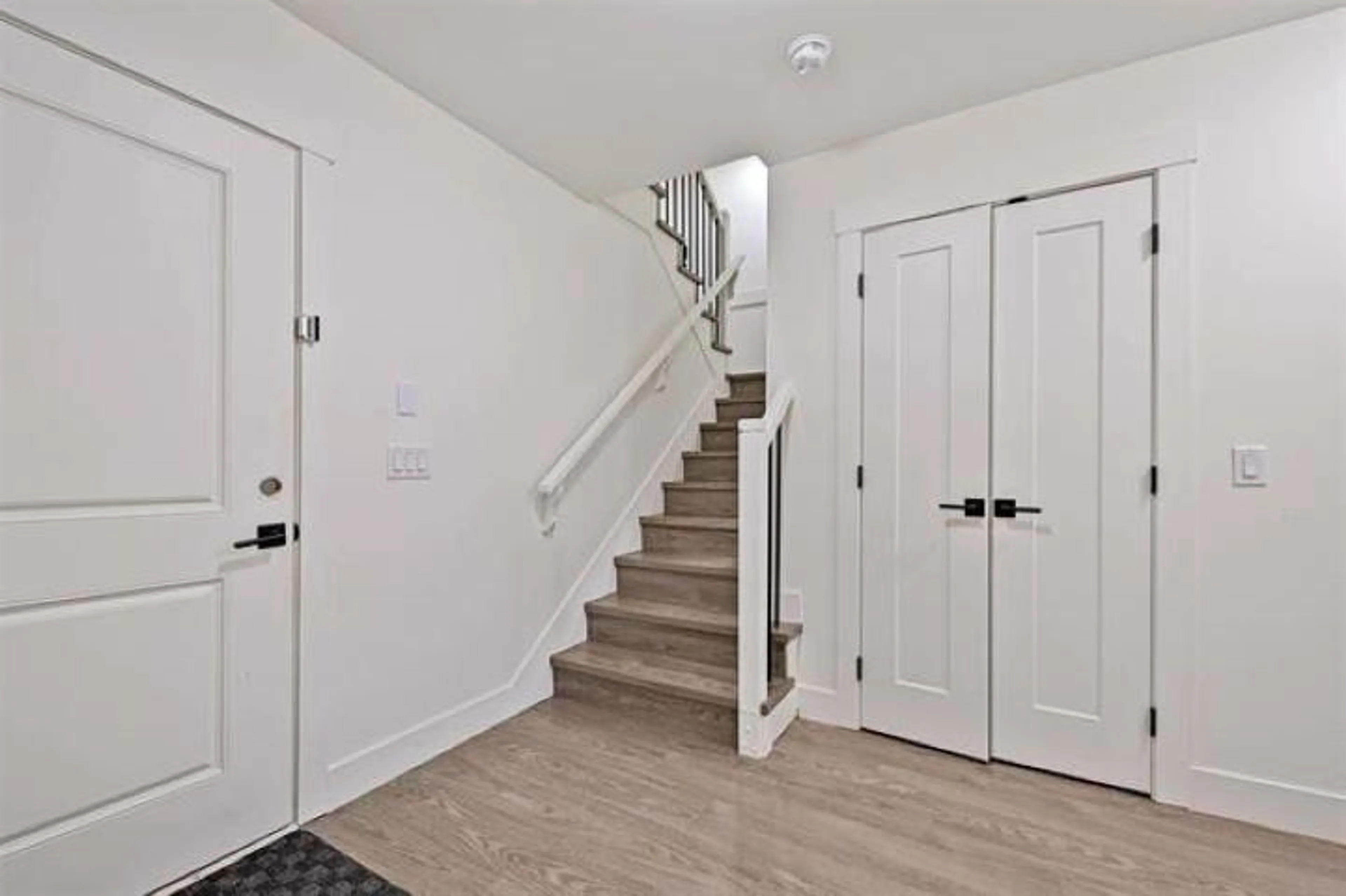 Indoor entryway for 6 - 22334 48 AVENUE, Langley British Columbia V3A3N5