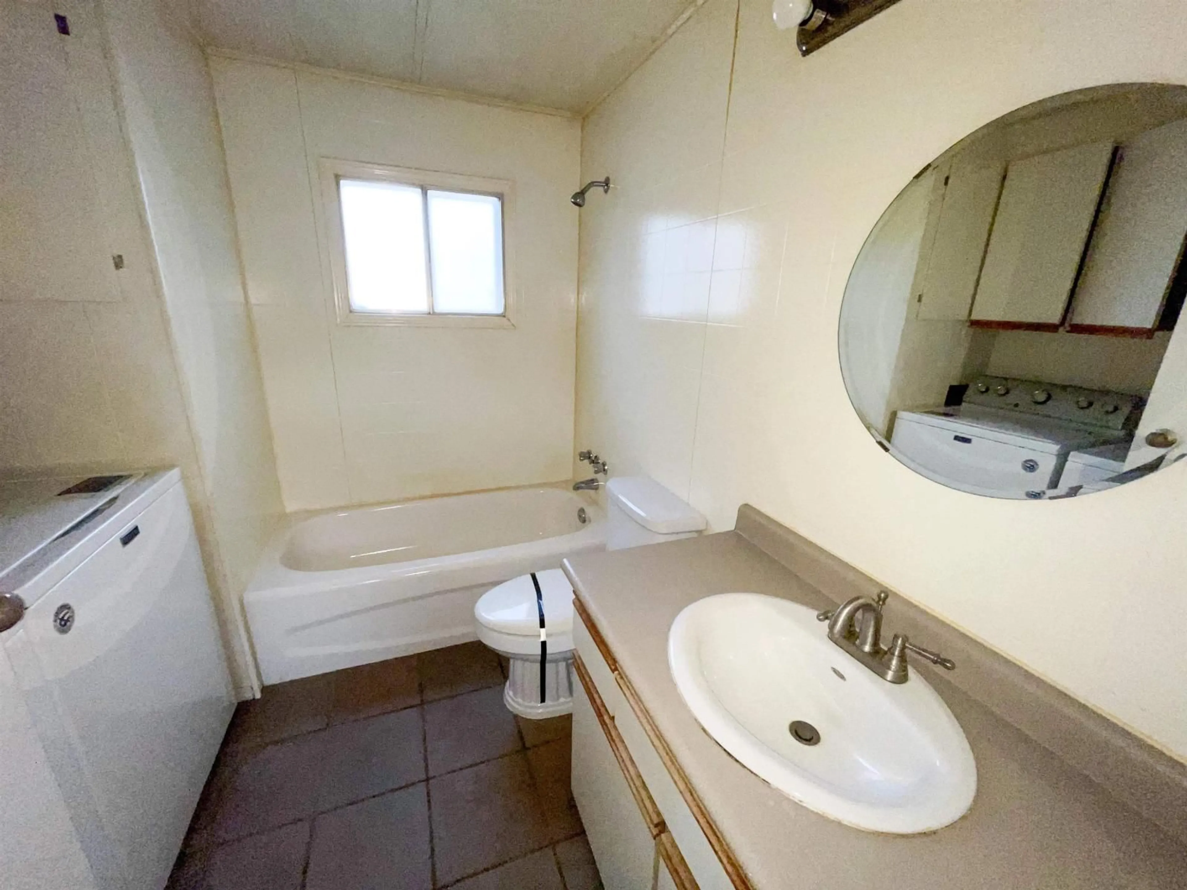 Standard bathroom, unknown for 53 - 7790 KING GEORGE BOULEVARD, Surrey British Columbia V3W5Y4