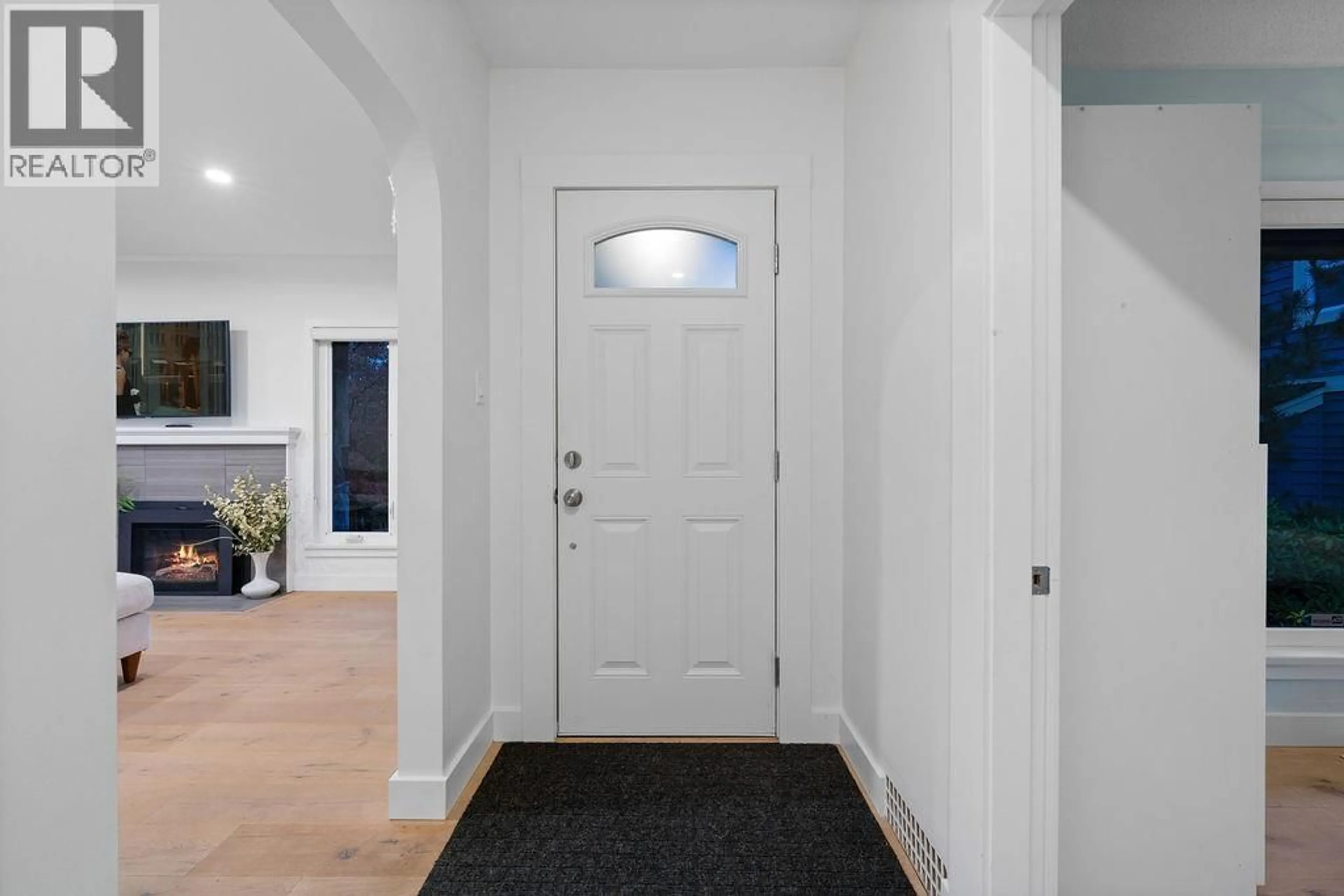 Indoor entryway for 1436 GRAND BOULEVARD, North Vancouver British Columbia V7L3X7