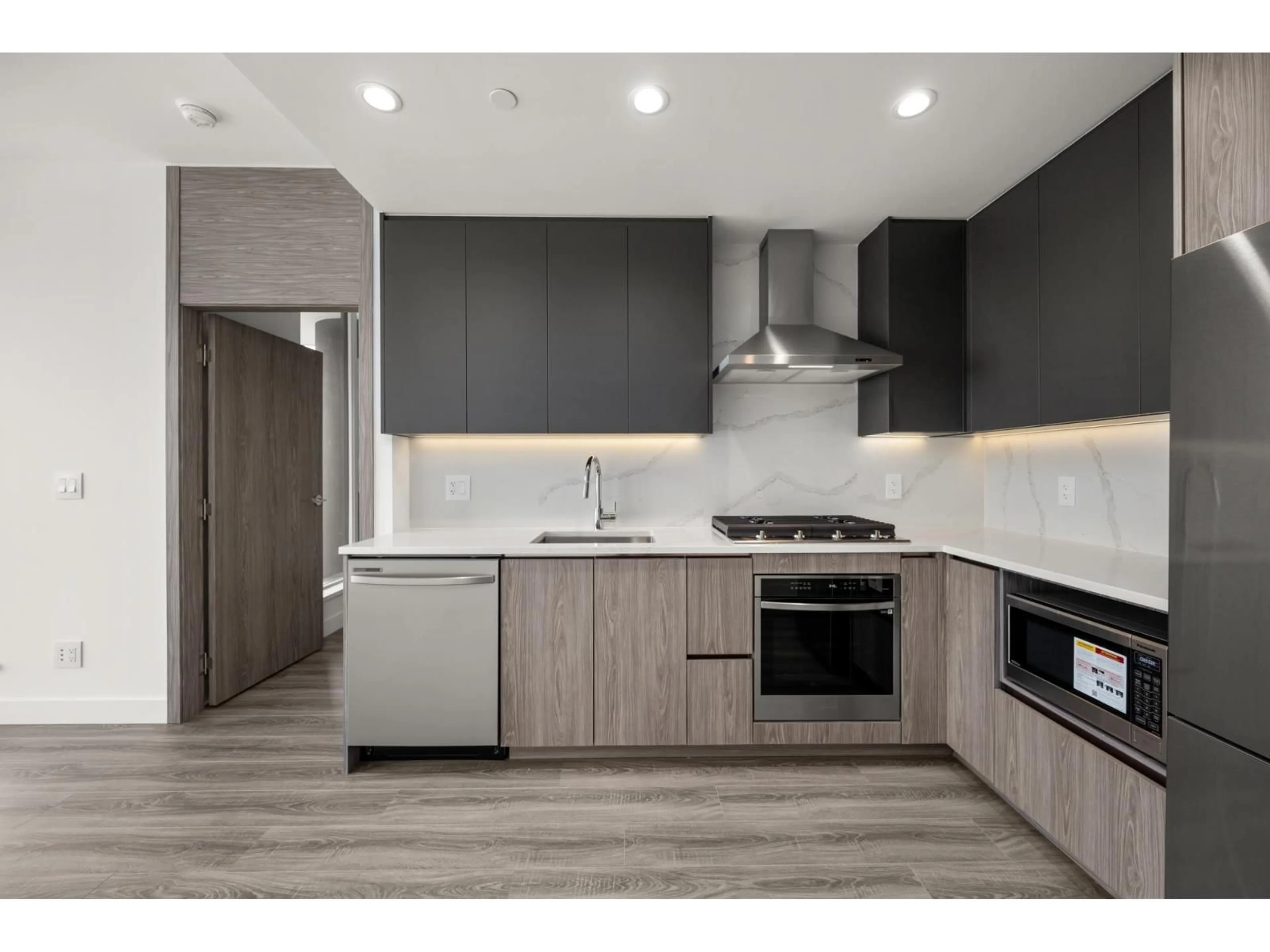 Open concept kitchen, wood/laminate floor for 3908 - 10750 135A STREET, Surrey British Columbia V3T0V4