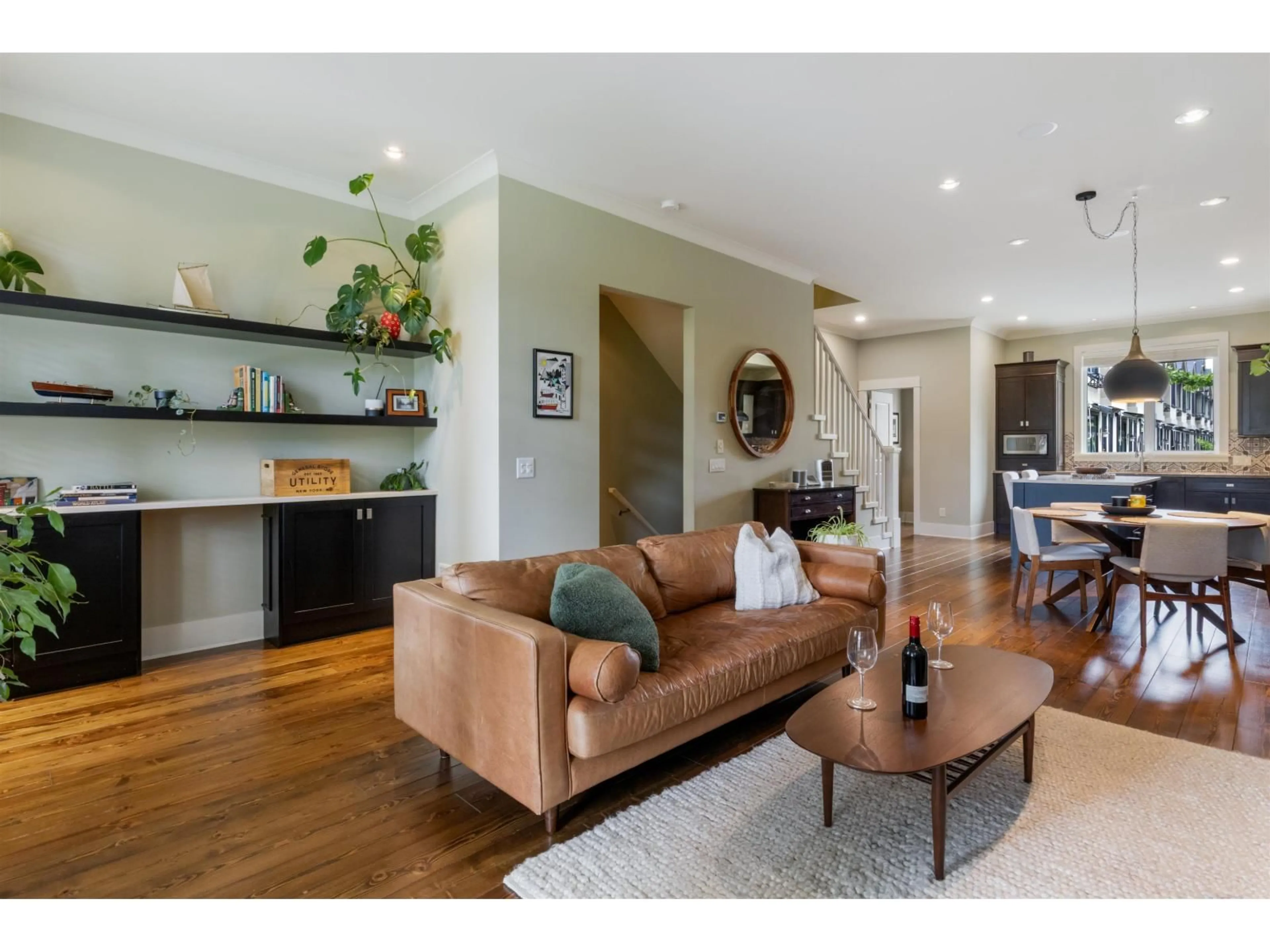 Living room with furniture, wood/laminate floor for 527 - 2580 LANGDON STREET, Abbotsford British Columbia V2T0A9