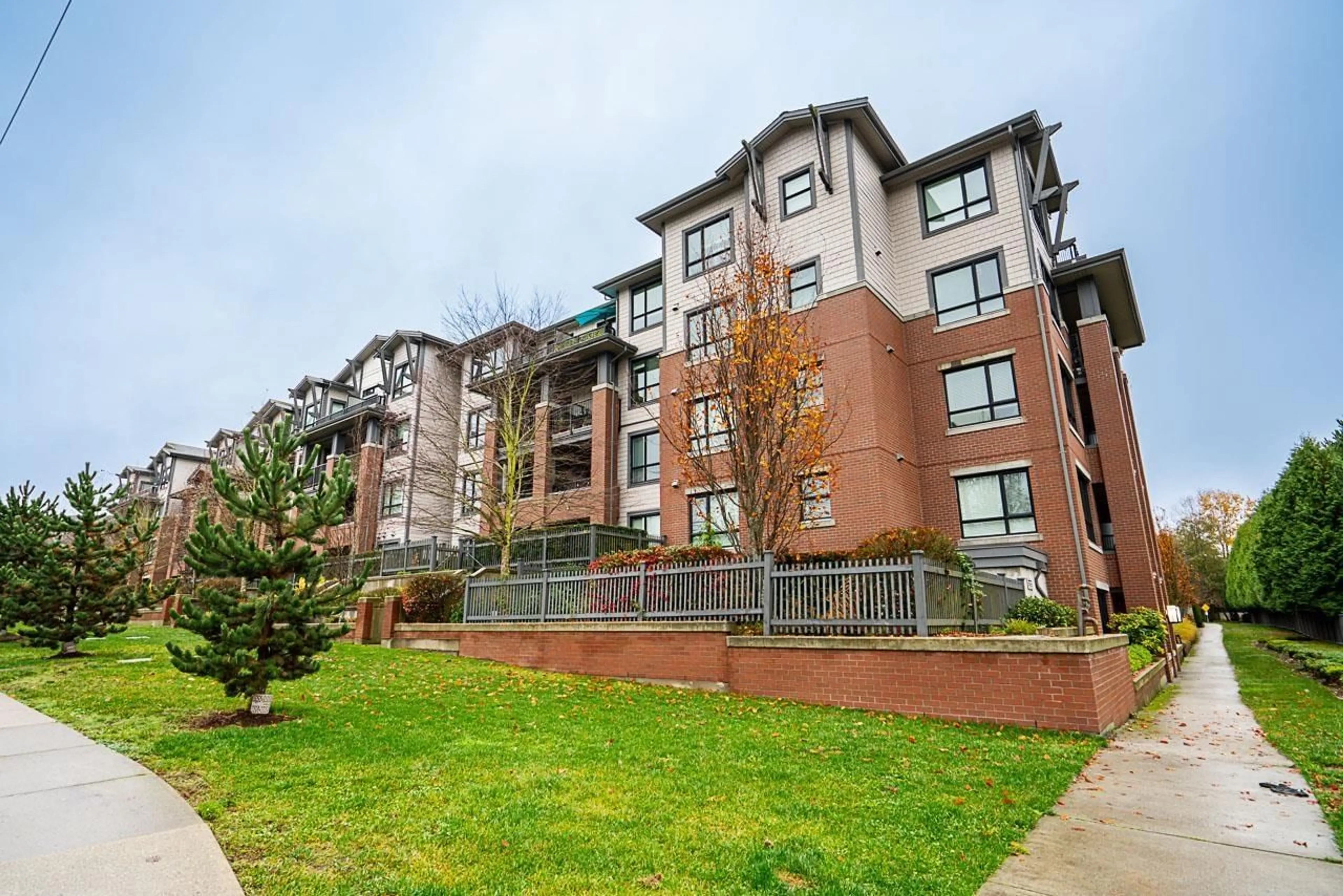 Patio, building for 416 - 2960 151 STREET, Surrey British Columbia V4P1G8