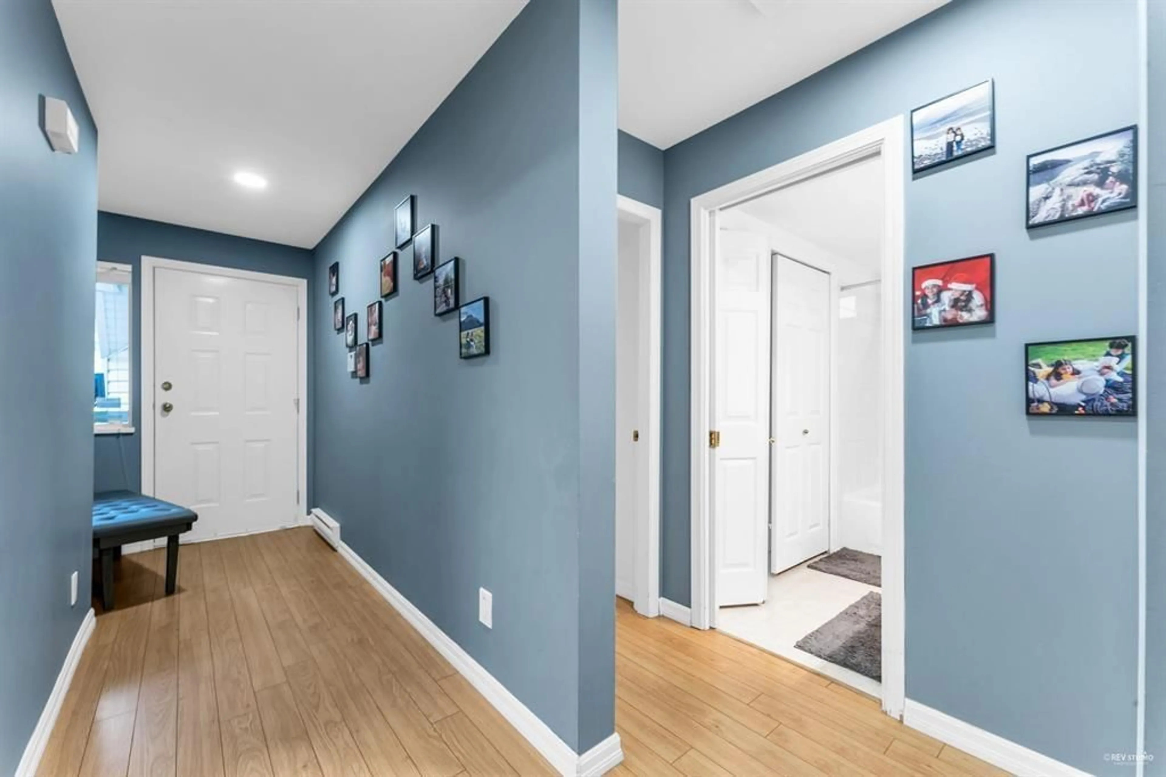 Indoor entryway for 104 - 9310 KING GEORGE BOULEVARD, Surrey British Columbia V3V5W3