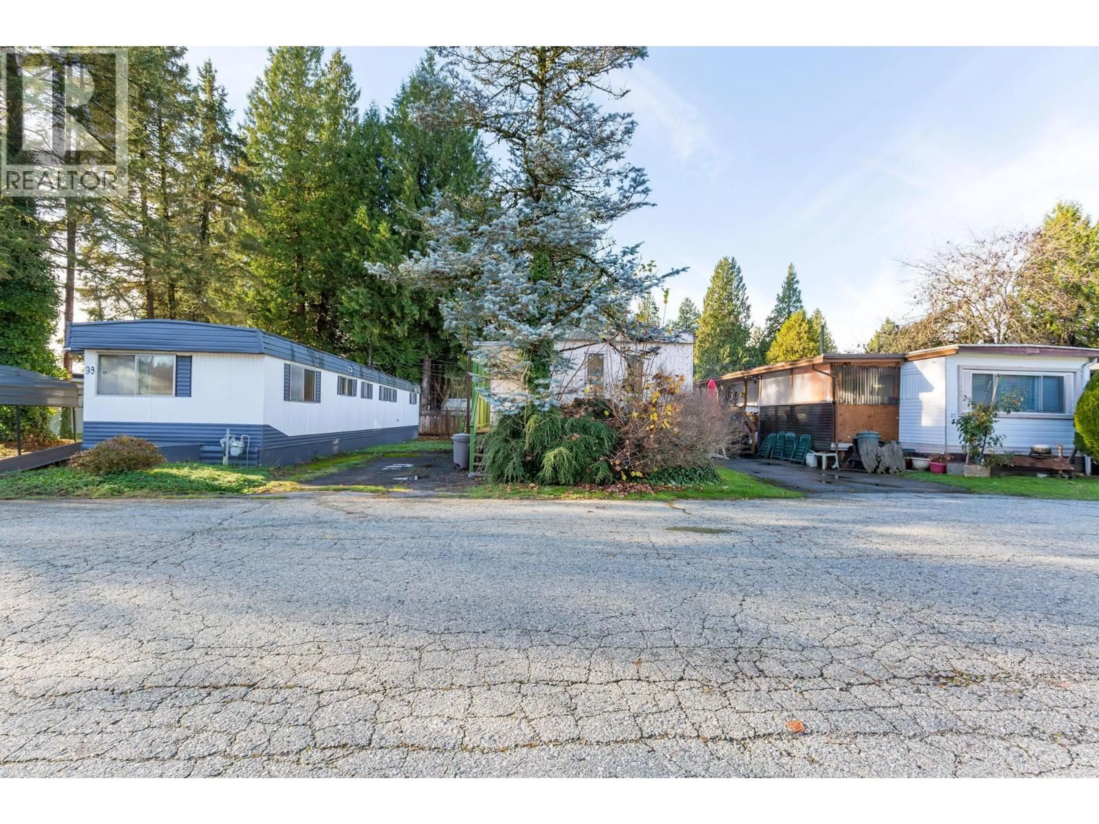 A pic from outside/outdoor area/front of a property/back of a property/a pic from drone, street for 38 - 21163 LOUGHEED HIGHWAY, Maple Ridge British Columbia V2X2R4