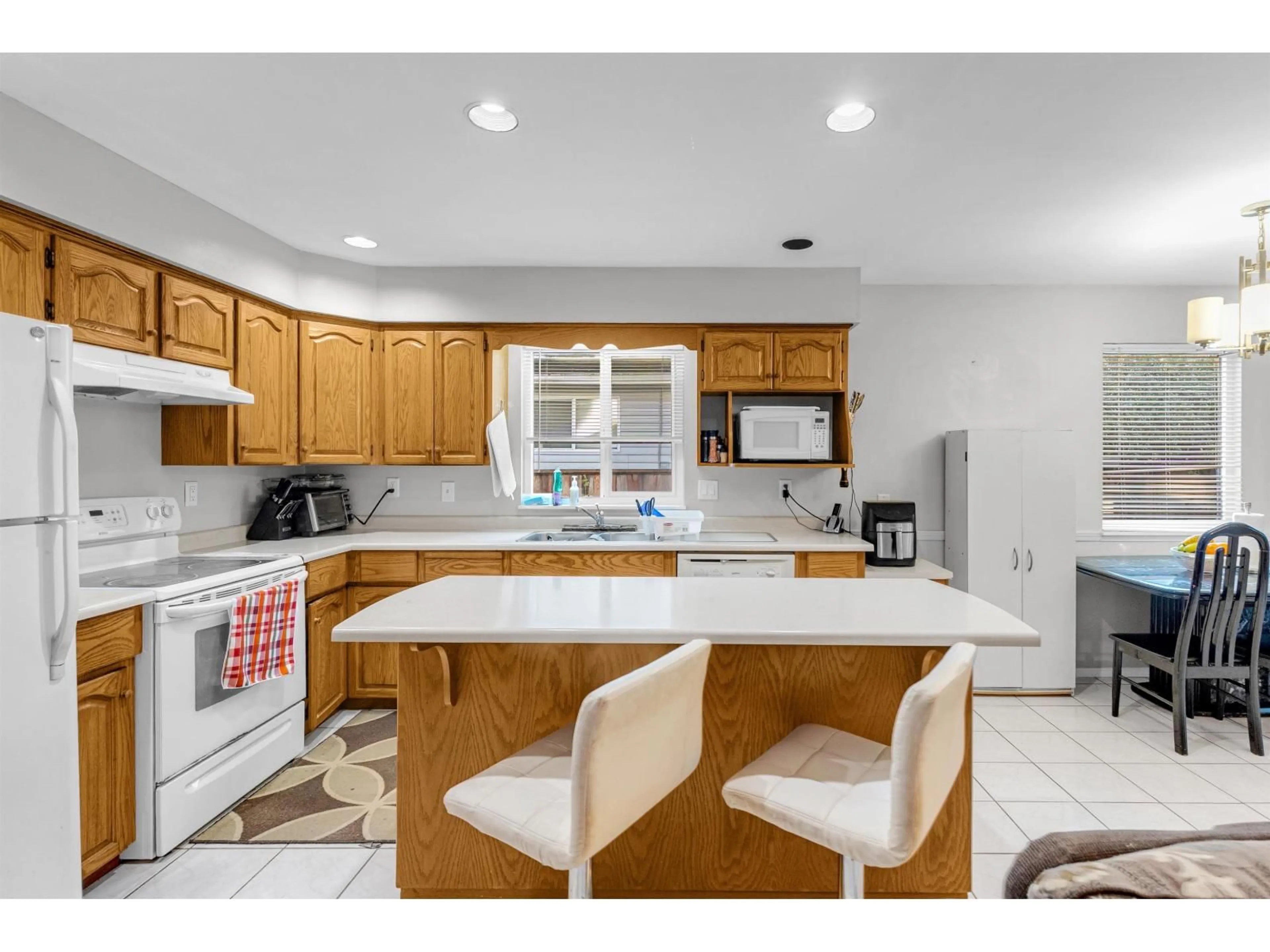 Open concept kitchen, ceramic/tile floor for 12905 65 AVENUE, Surrey British Columbia V3W9H4