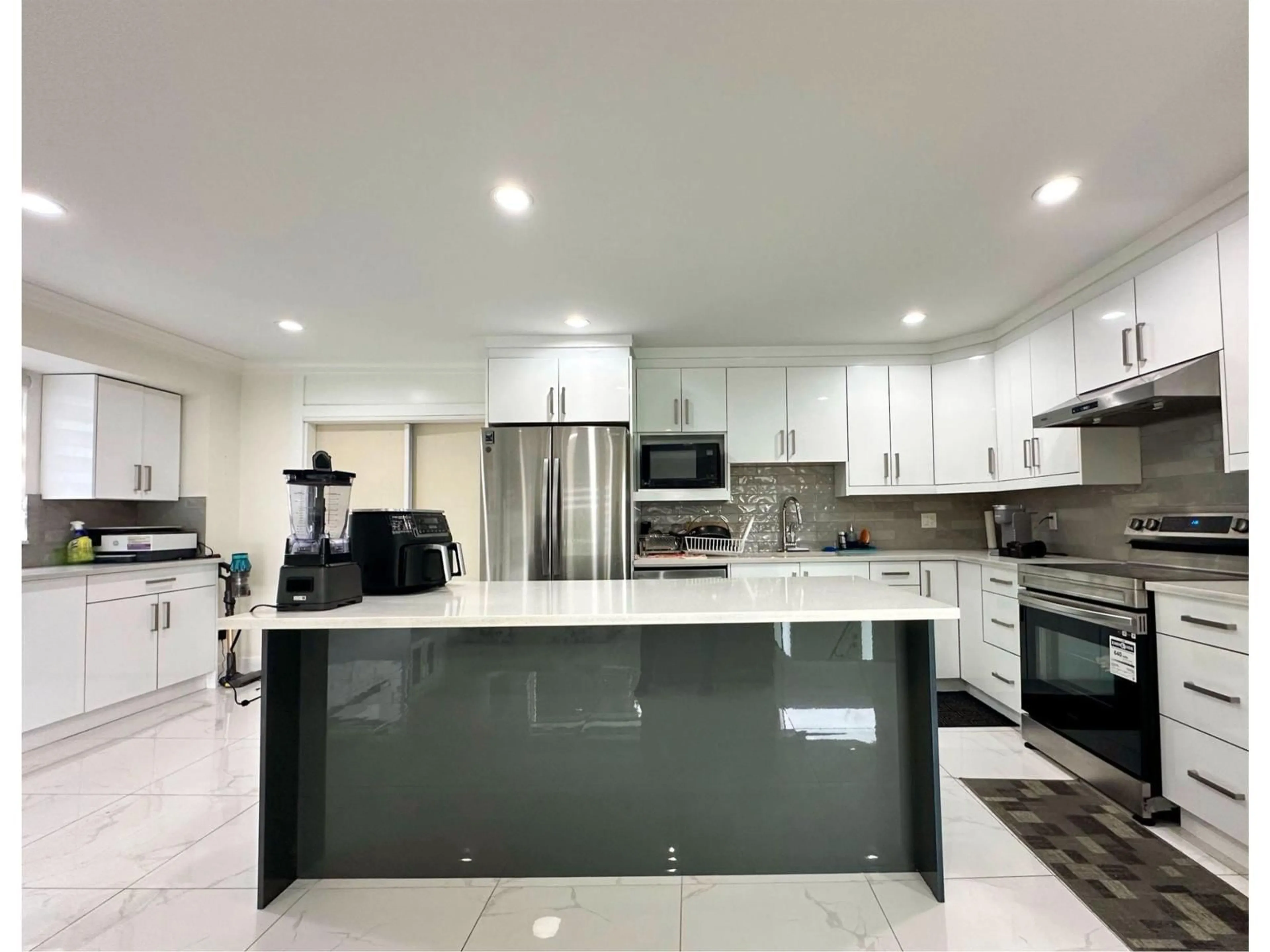 Open concept kitchen, ceramic/tile floor for 13017 64 AVENUE, Surrey British Columbia V3W1X8