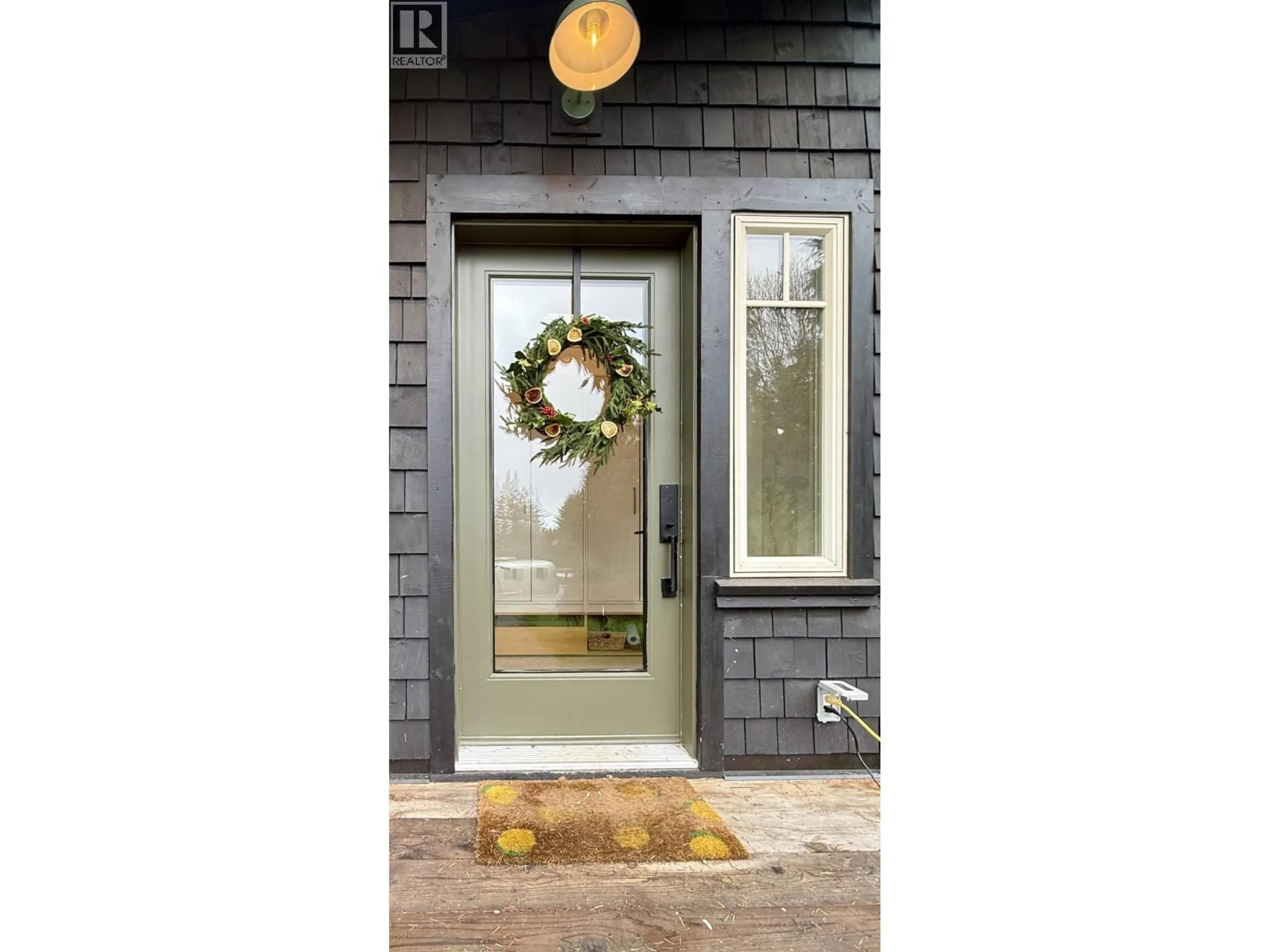 Indoor entryway for 962 CEMETERY ROAD, Gibsons British Columbia V0N1V7