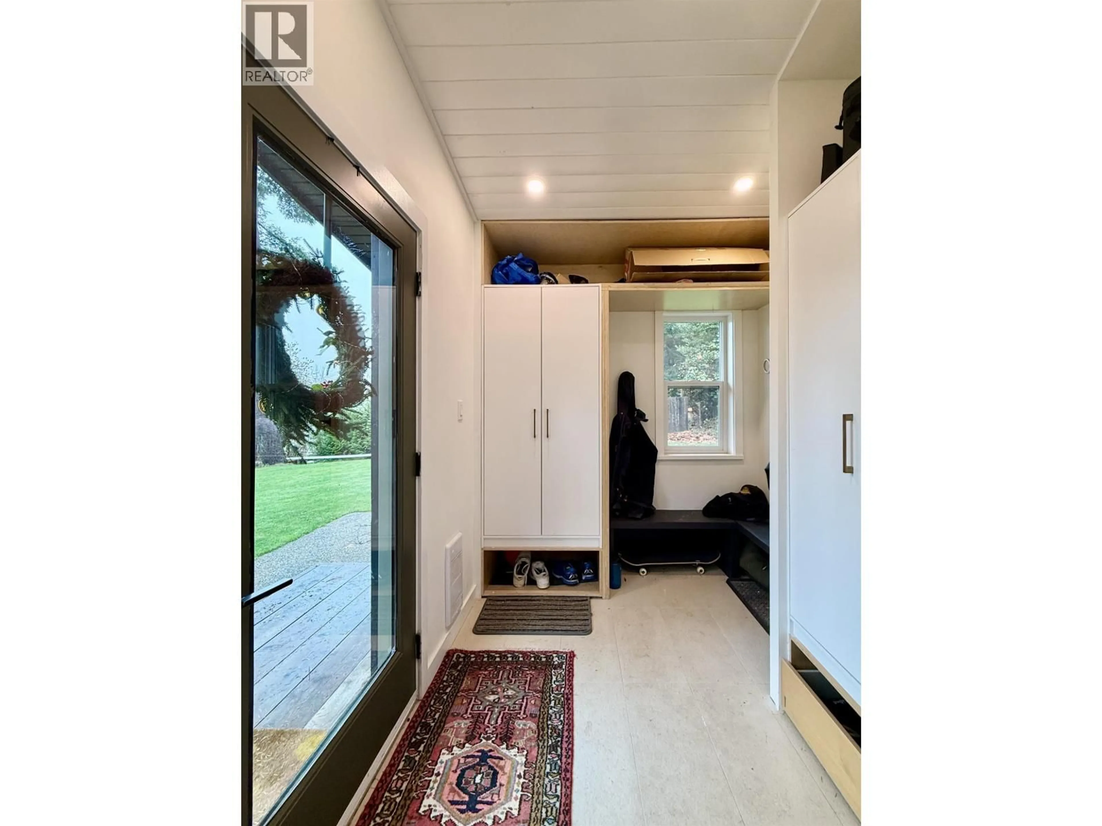 Indoor foyer for 962 CEMETERY ROAD, Gibsons British Columbia V0N1V7
