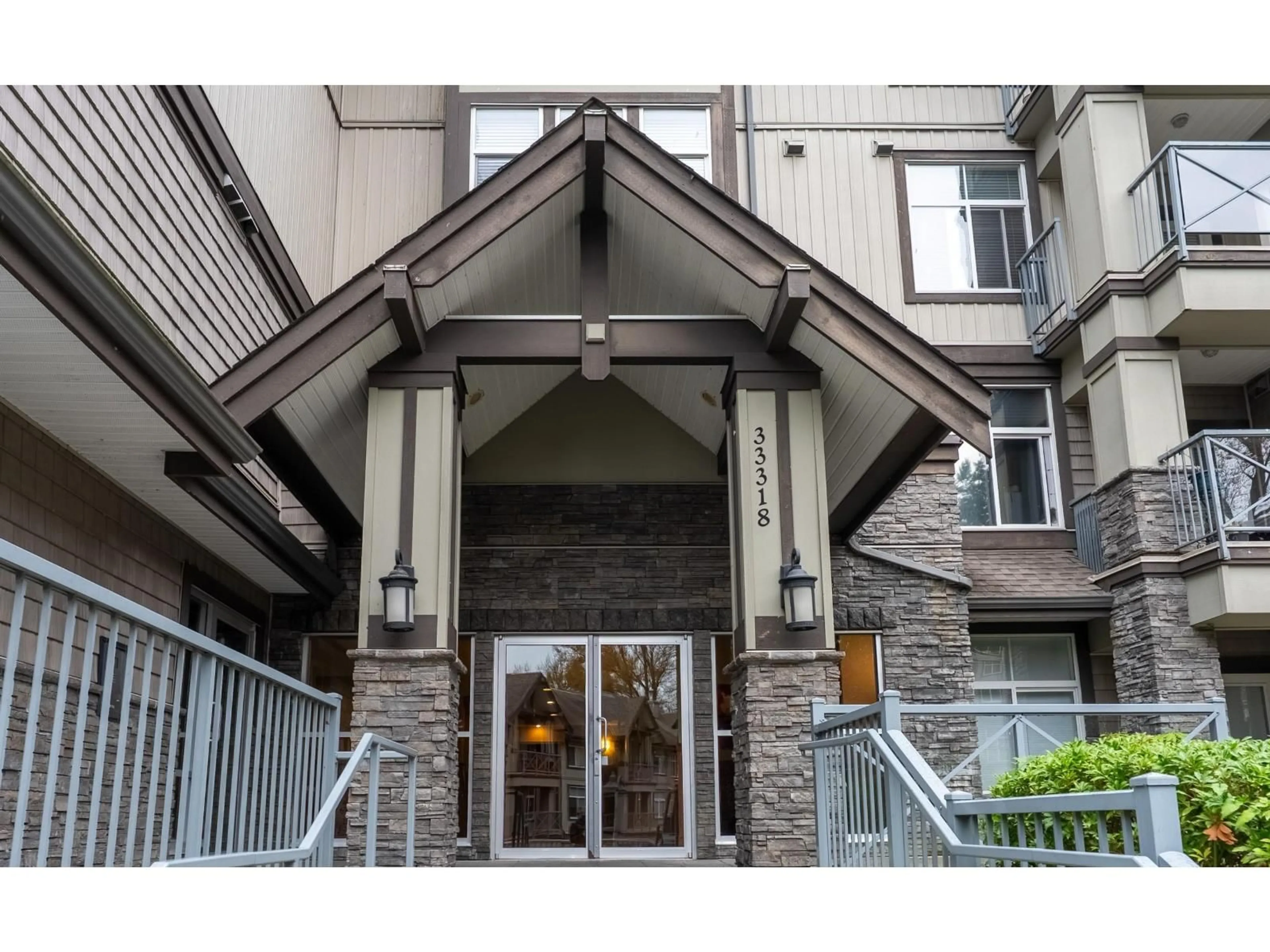 Indoor foyer for 306 - 33318 BOURQUIN CRESCENT, Abbotsford British Columbia V2S0A6