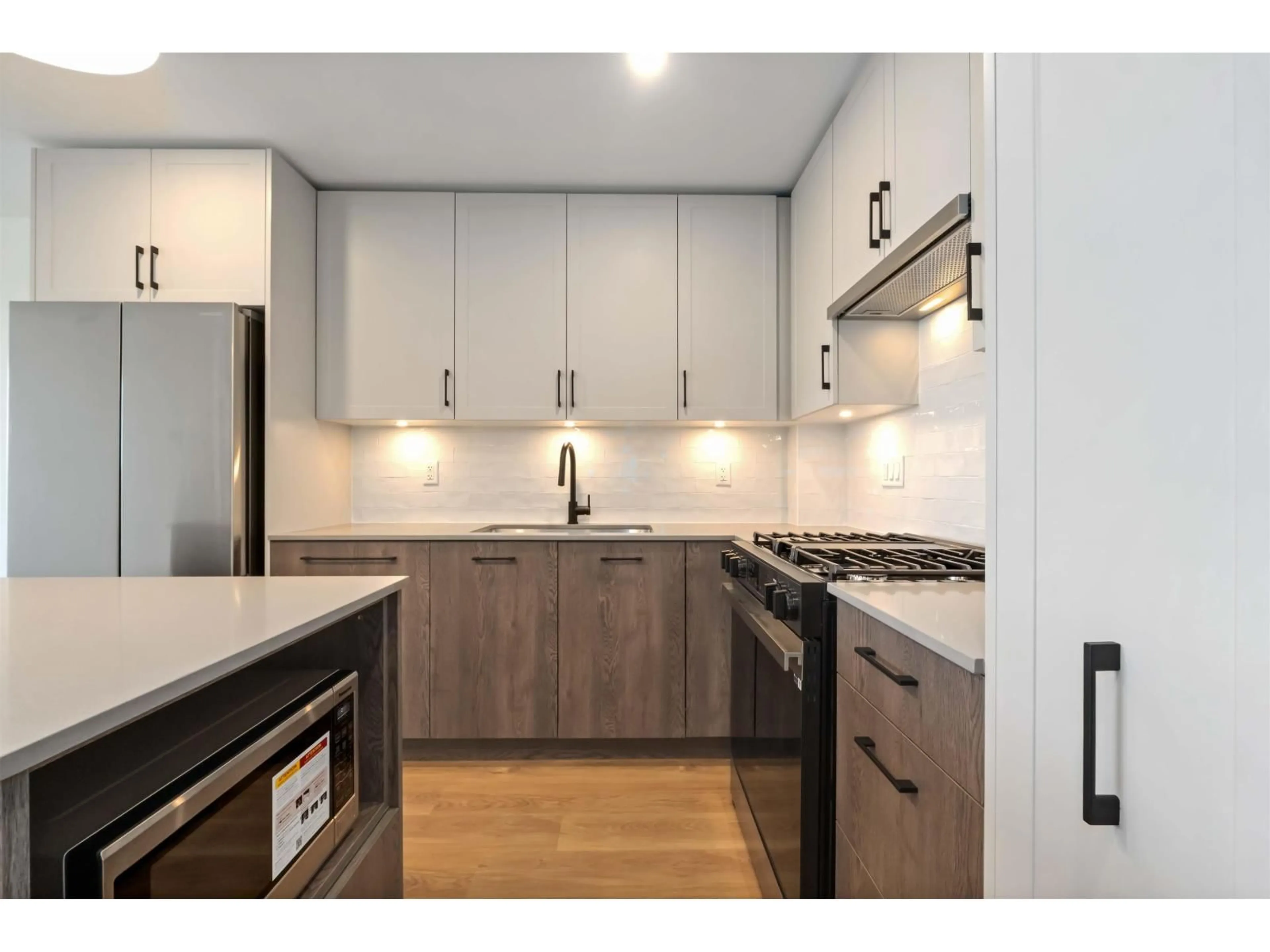 Standard kitchen, wood/laminate floor for 302 - 27215 ALDERGROVE TOWN CENTRE DRIVE, Langley British Columbia V4W0E3