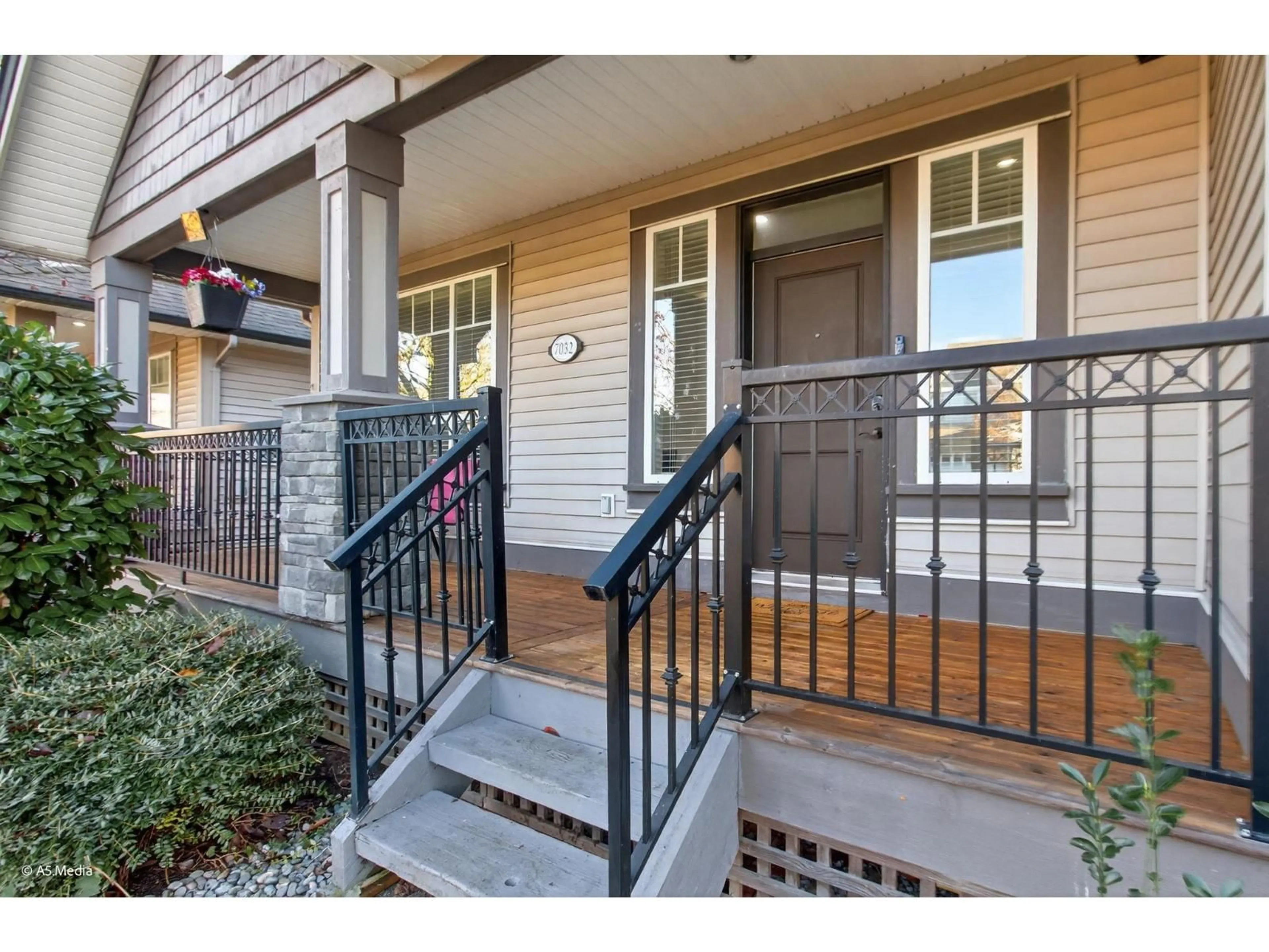 Indoor entryway for 7032 195A STREET, Surrey British Columbia V4N5Z2