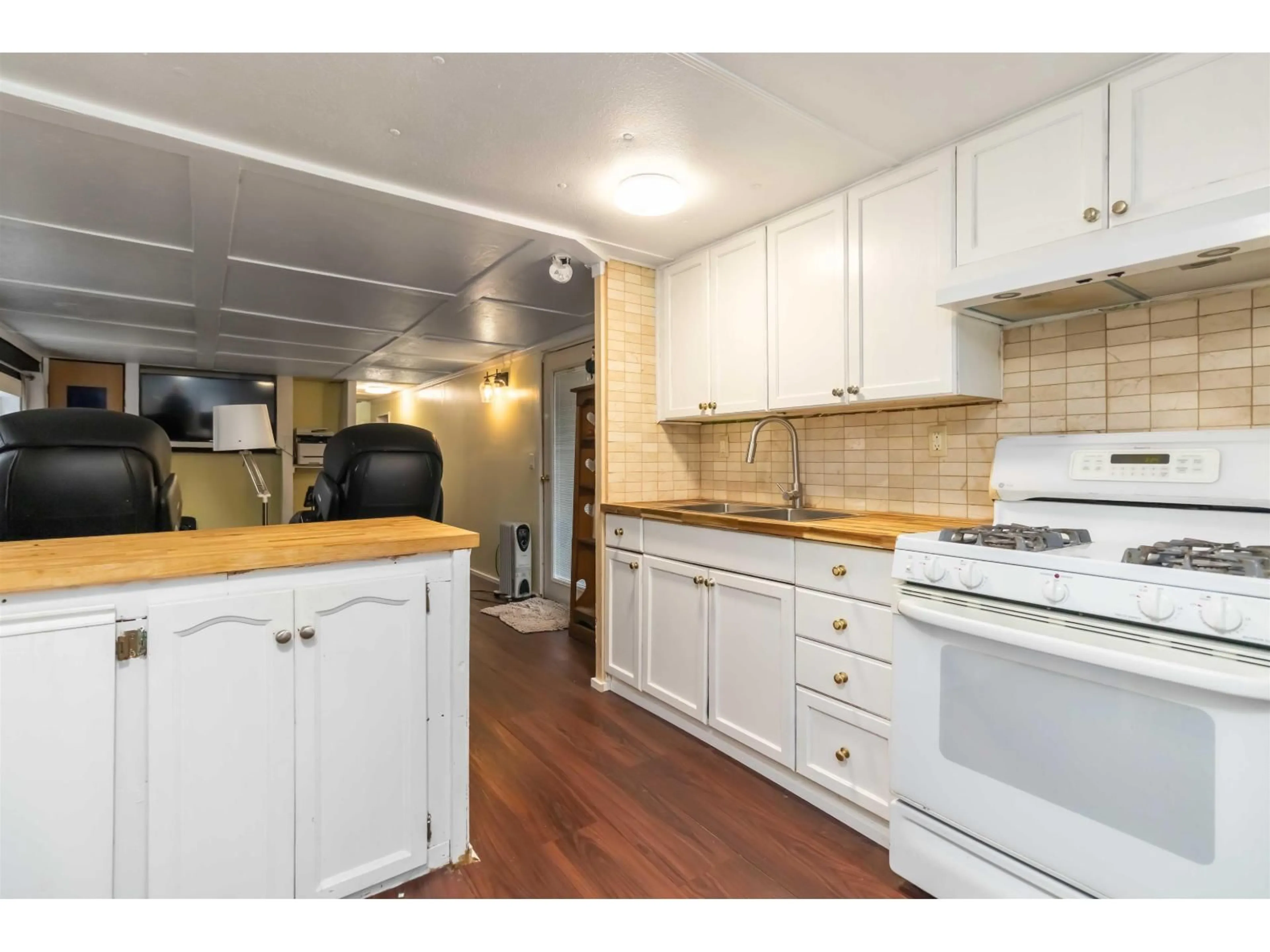 Standard kitchen, wood/laminate floor for 11 - 41711 TAYLOR ROAD, Mission British Columbia V0M1G0