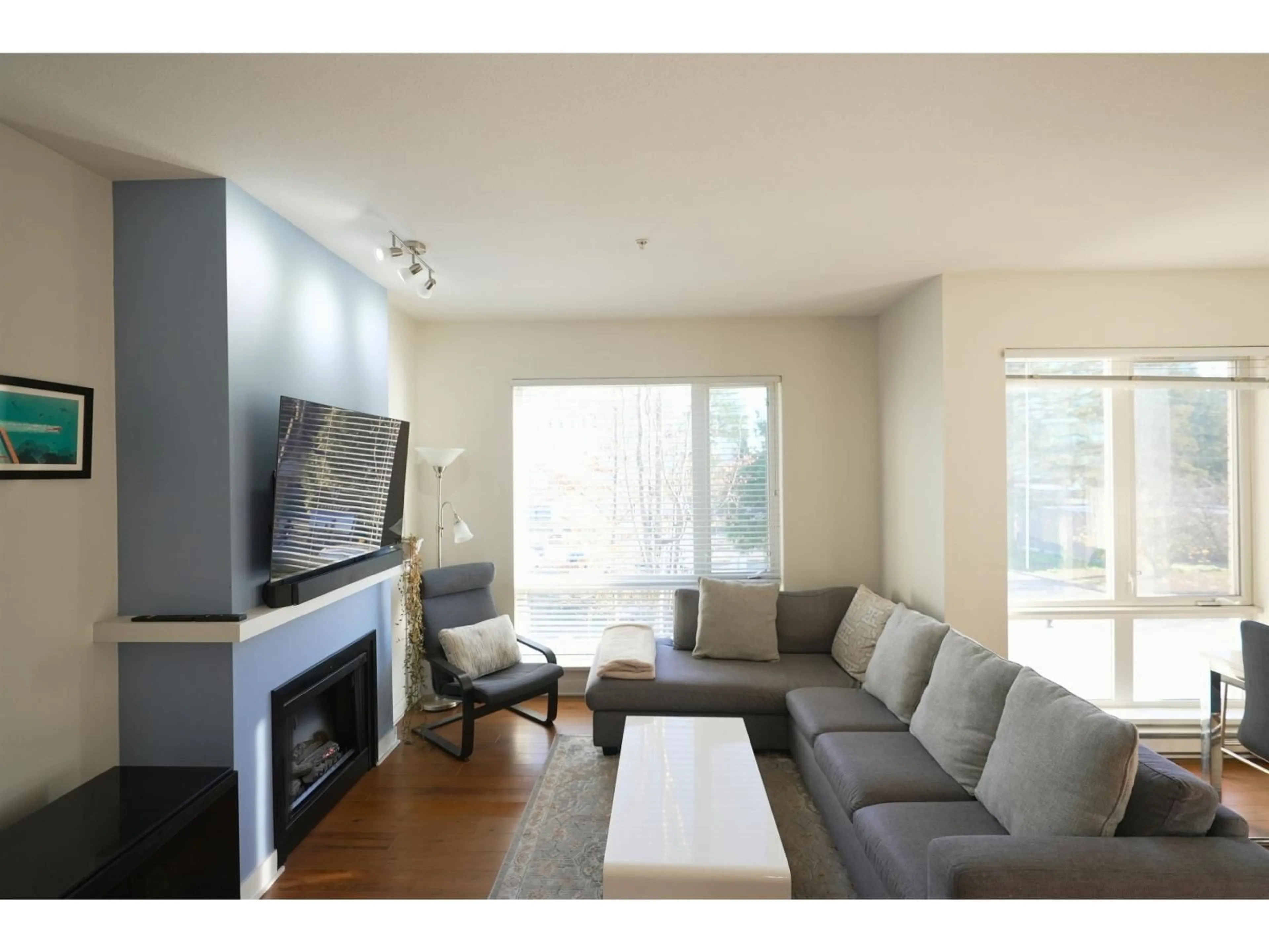 Living room with furniture, wood/laminate floor for 204 - 13339 102A AVENUE, Surrey British Columbia V3T0C5