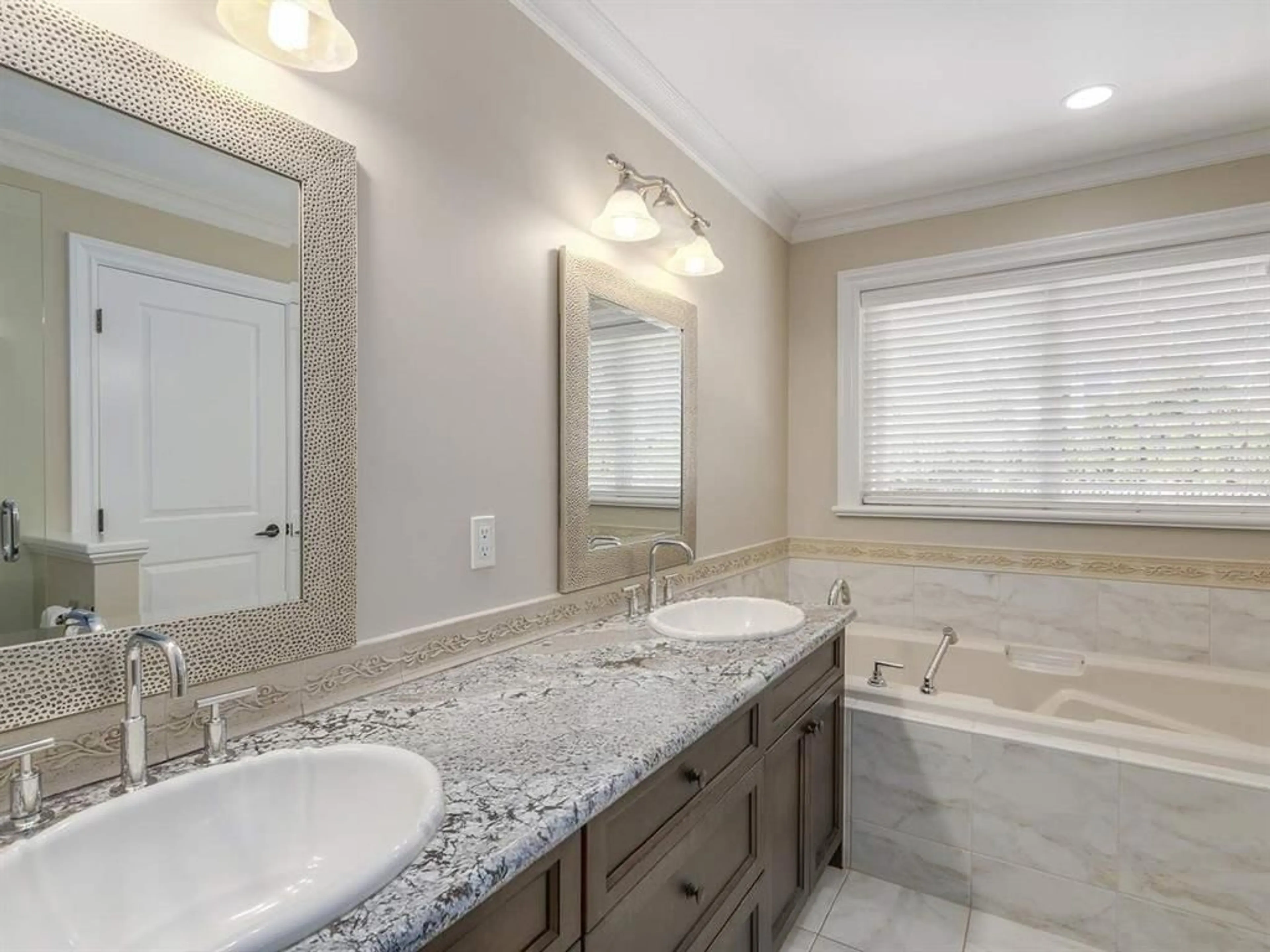 Contemporary bathroom, ceramic/tile floor for 9467 163 STREET, Surrey British Columbia V4N3C5