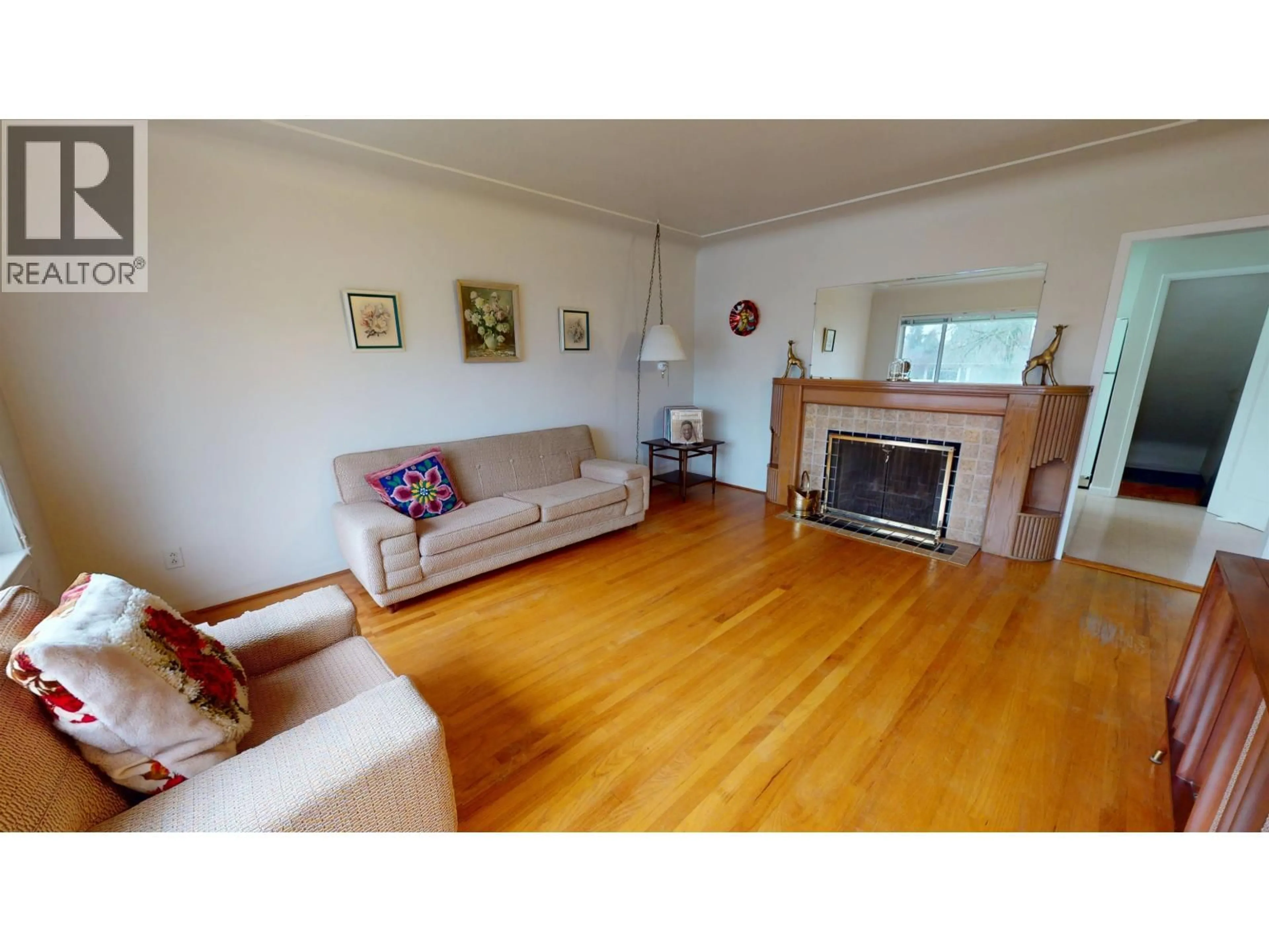 Living room with furniture, wood/laminate floor for 1641 37TH AVENUE, Vancouver British Columbia V5P1E4