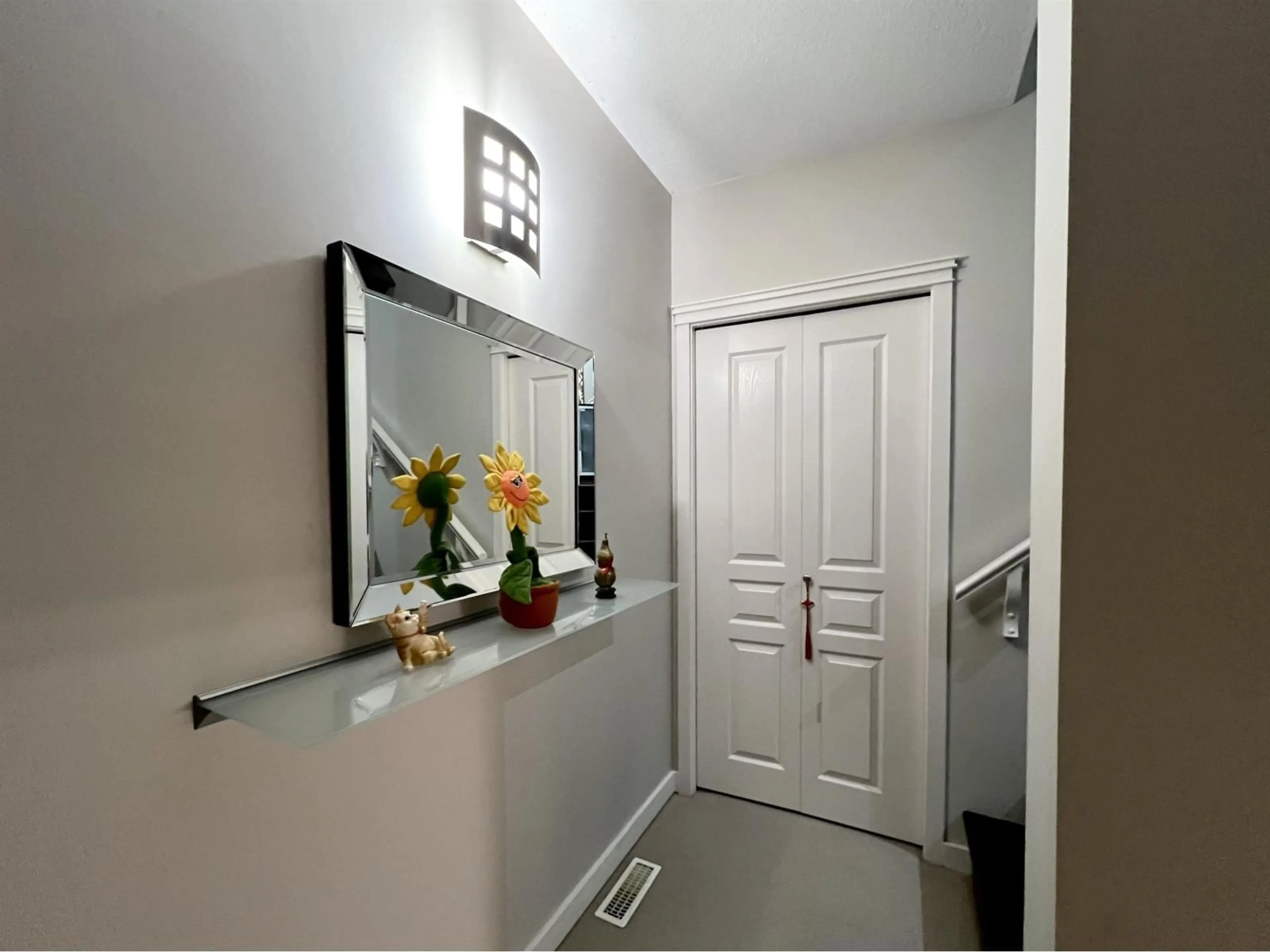 Indoor entryway for 3 - 2588 152 STREET, Surrey British Columbia V4P3H9