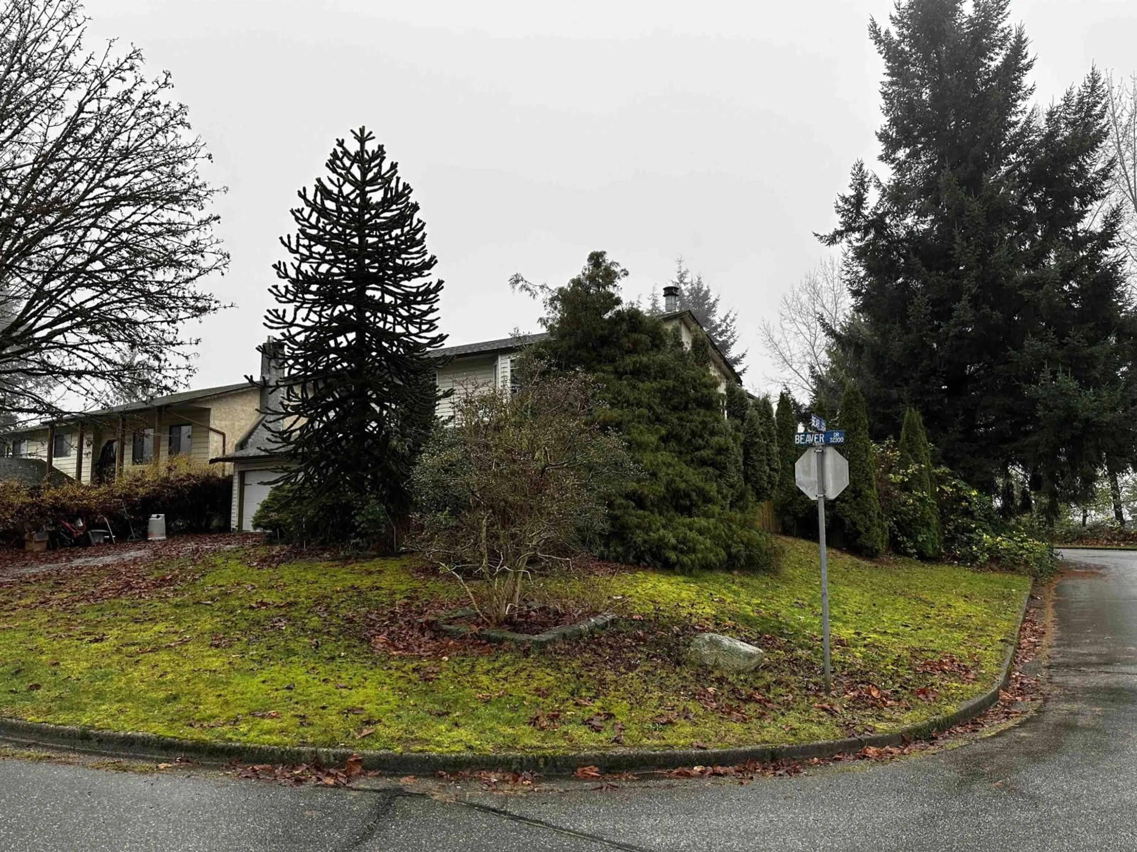 A pic from outside/outdoor area/front of a property/back of a property/a pic from drone, mountain view for 32350 BEAVER DRIVE, Mission British Columbia V2V5V4