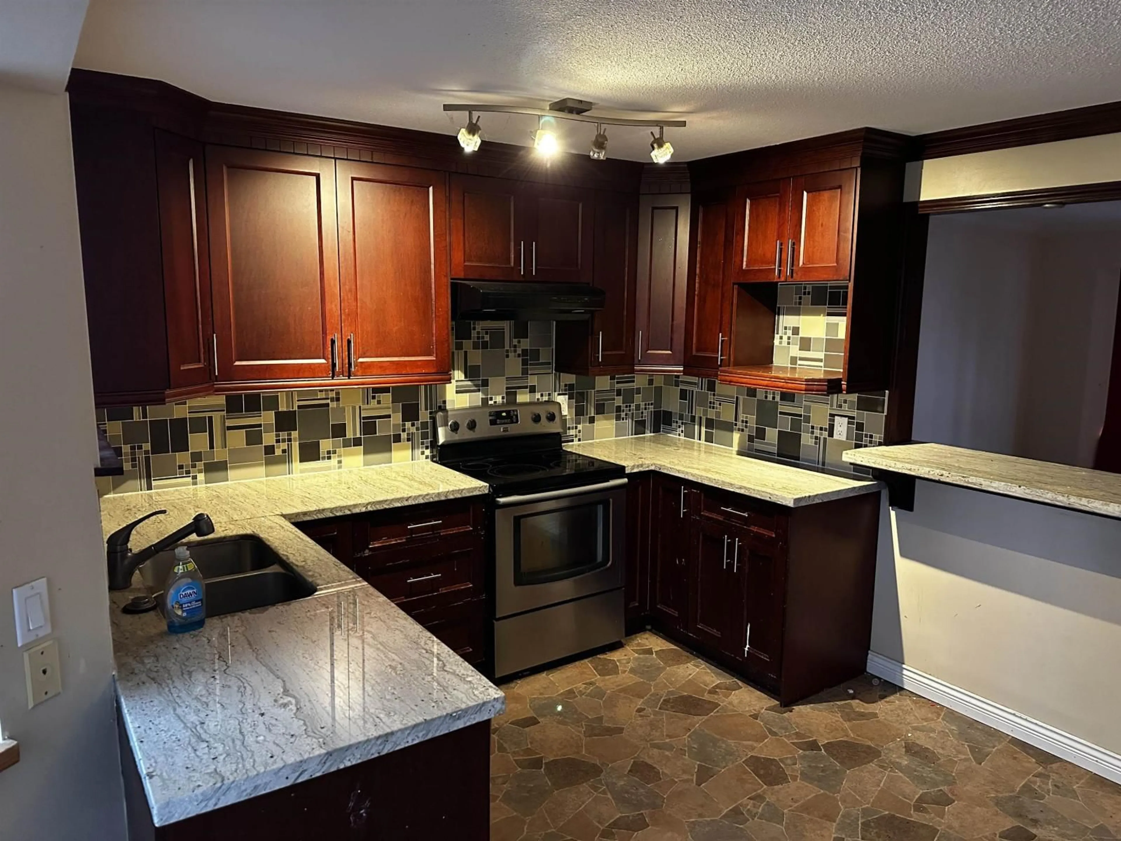 Open concept kitchen, ceramic/tile floor for 32350 BEAVER DRIVE, Mission British Columbia V2V5V4