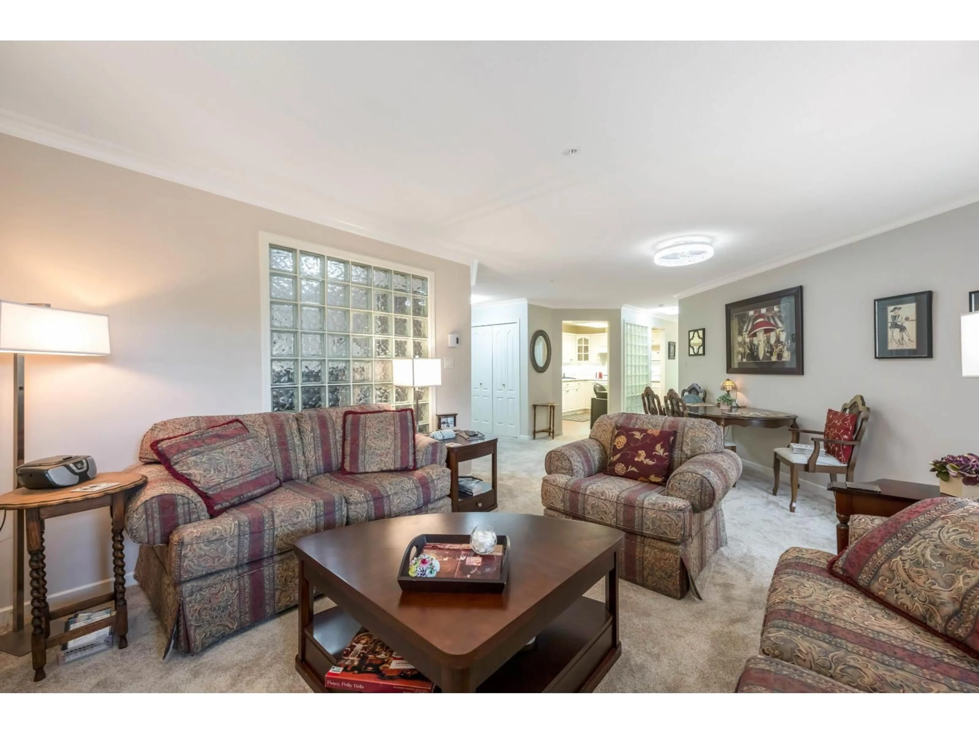 Living room with furniture, unknown for 209 - 15350 19A AVENUE, Surrey British Columbia V4A9W1