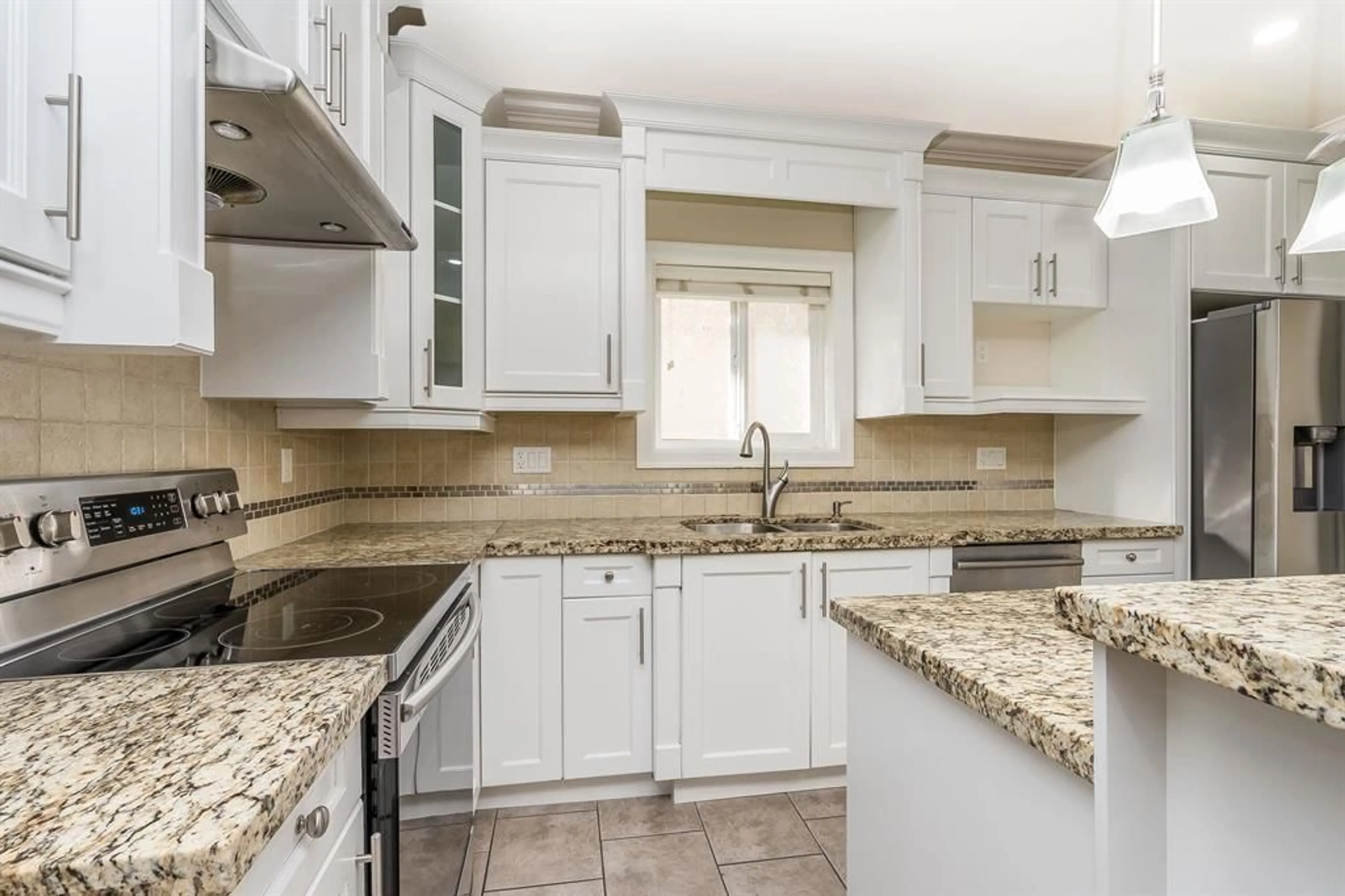 Open concept kitchen, ceramic/tile floor for 6751 192 ST DIVERSION, Surrey British Columbia V4N6A3