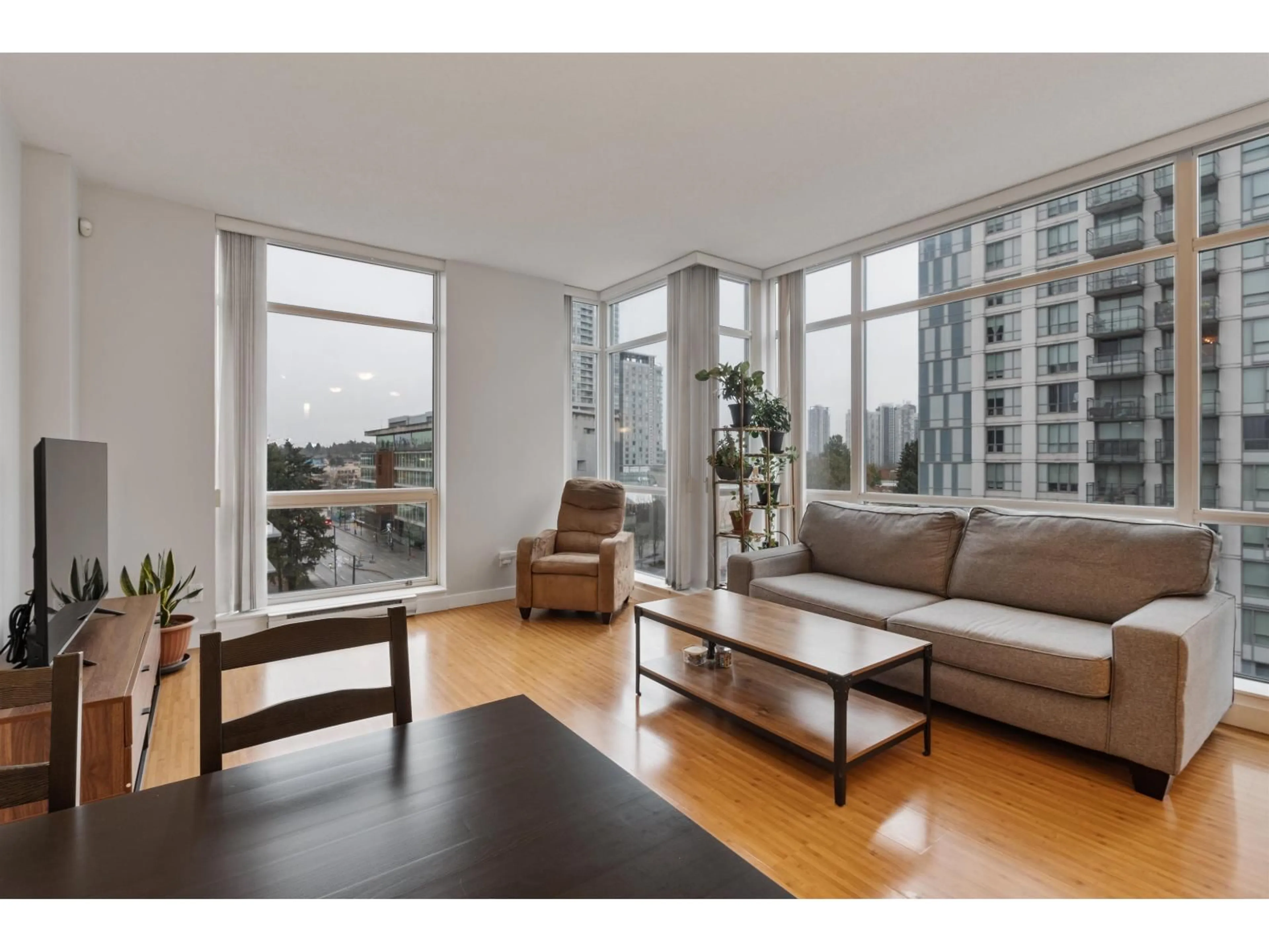 Living room with furniture, wood/laminate floor for 604 - 13399 104 AVENUE, Surrey British Columbia V3T0C9