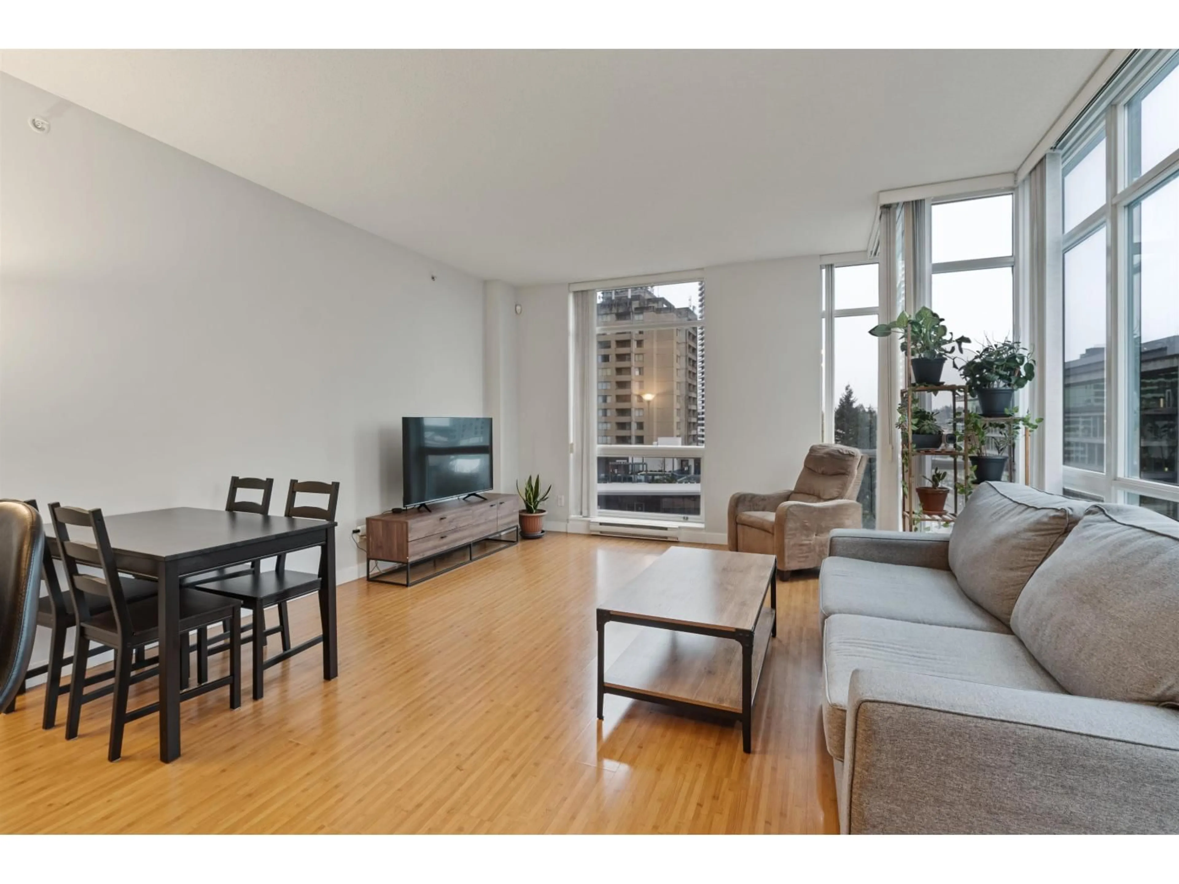 Living room with furniture, wood/laminate floor for 604 - 13399 104 AVENUE, Surrey British Columbia V3T0C9