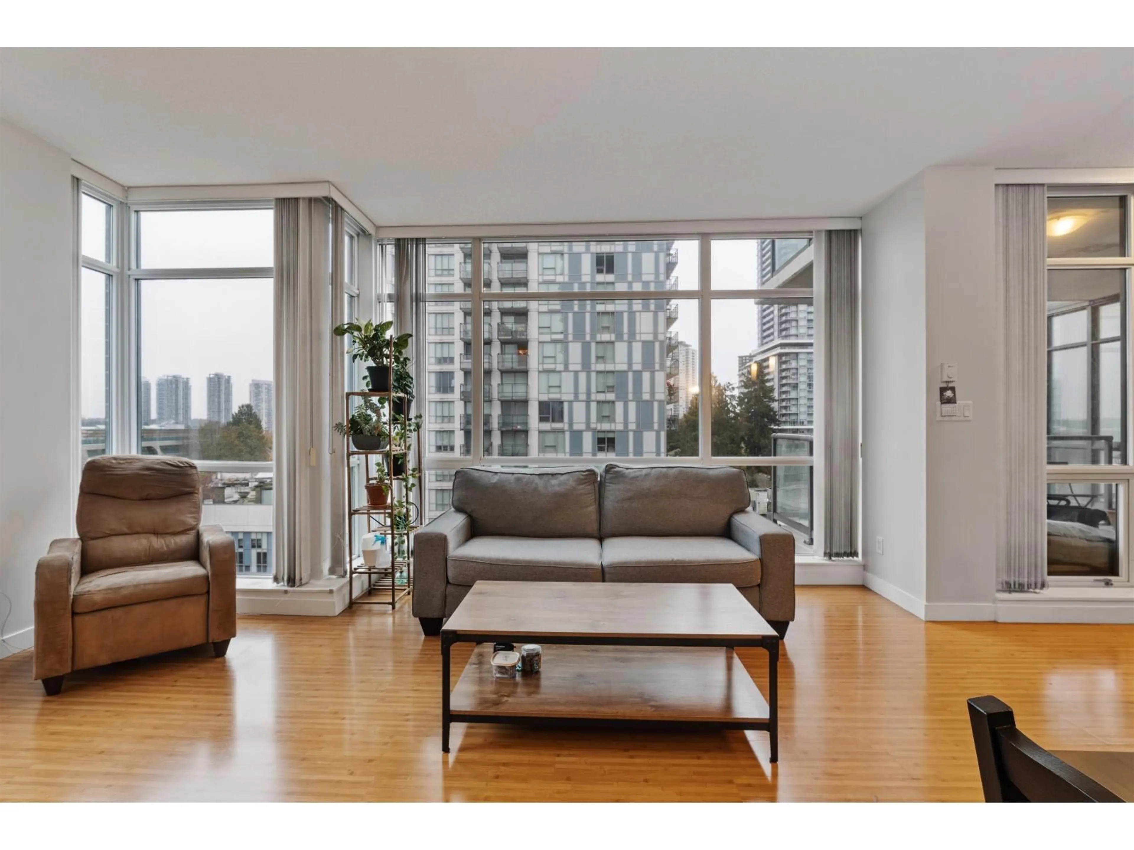 Living room with furniture, wood/laminate floor for 604 - 13399 104 AVENUE, Surrey British Columbia V3T0C9