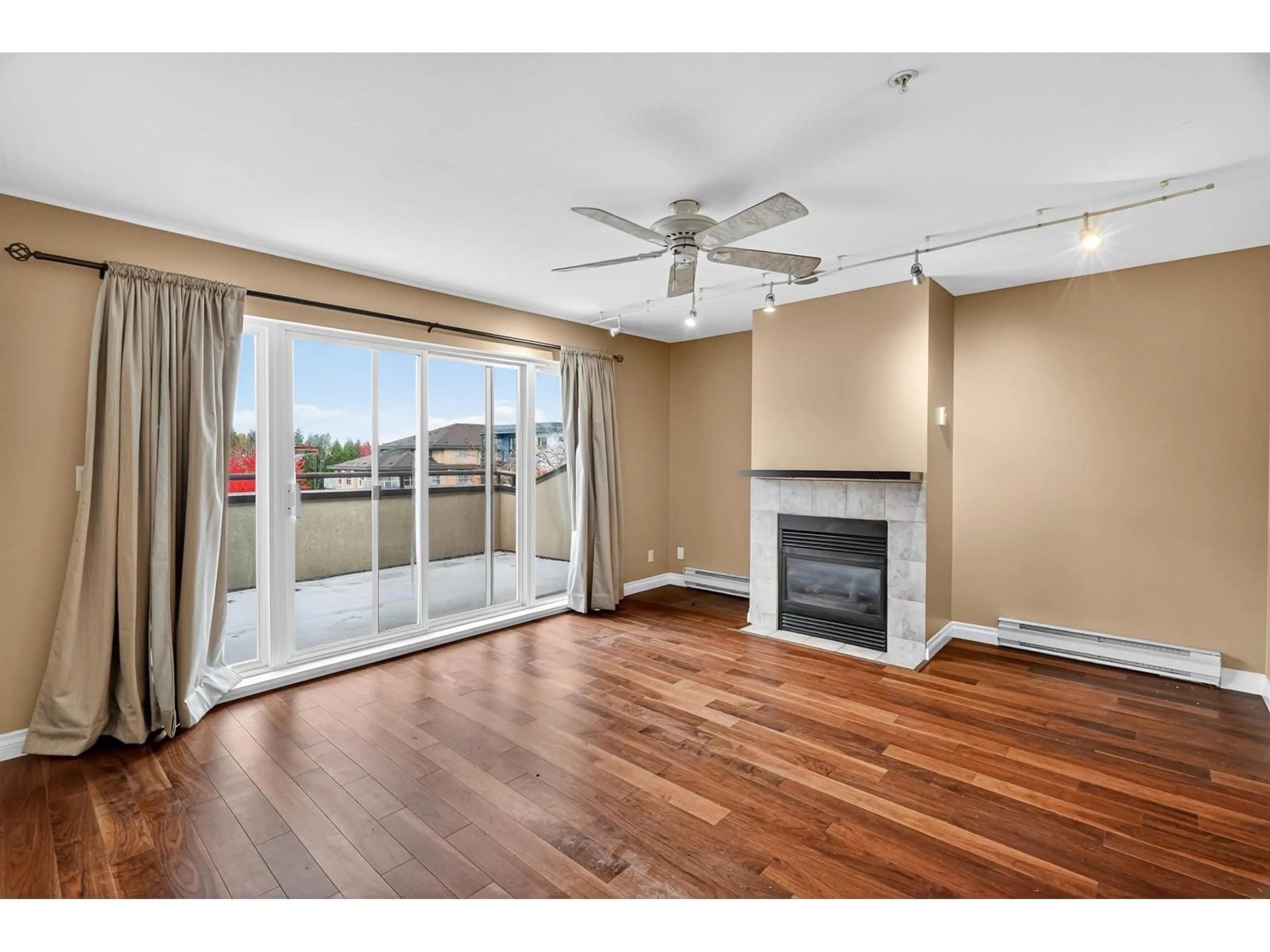 A pic of a room for 405 - 7505 138 STREET, Surrey British Columbia V3W0W6