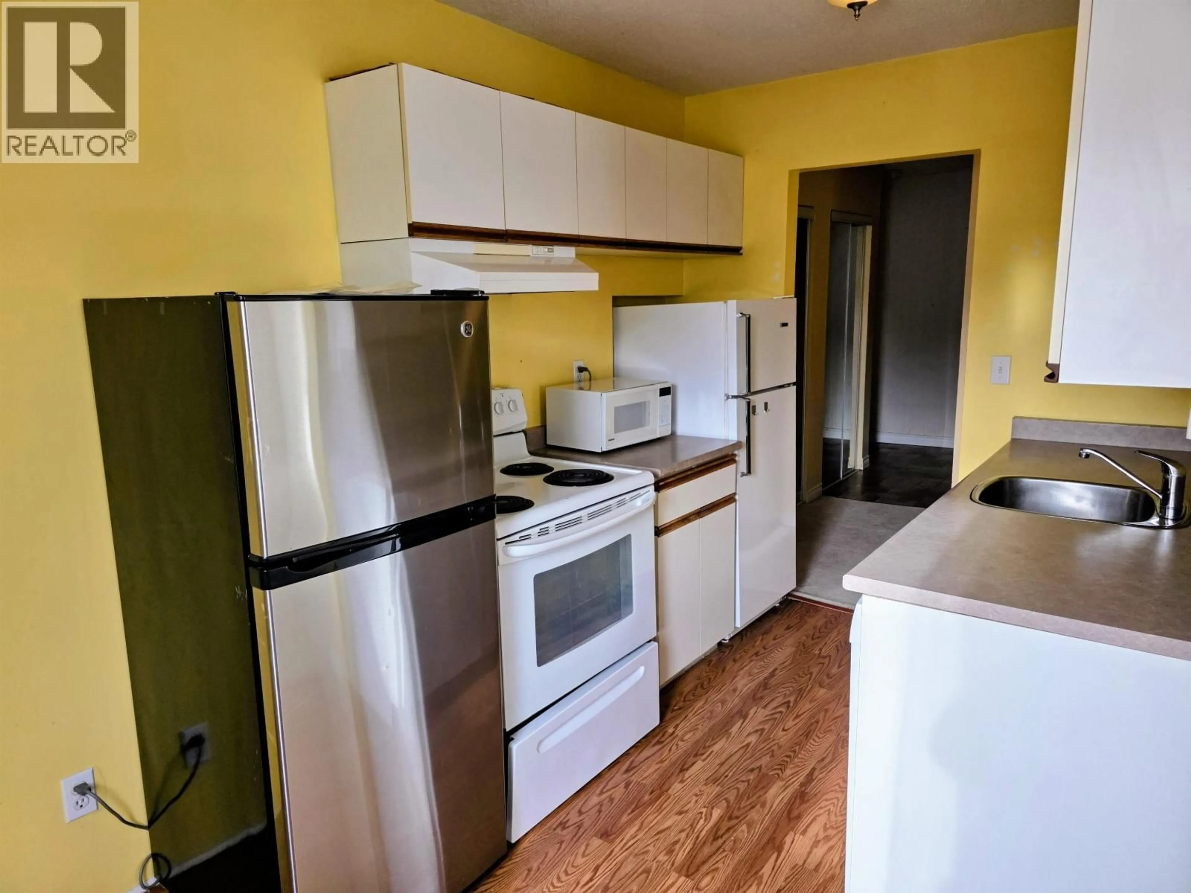 Standard kitchen, wood/laminate floor for 208 - 214 15TH STREET, North Vancouver British Columbia V7L2R3