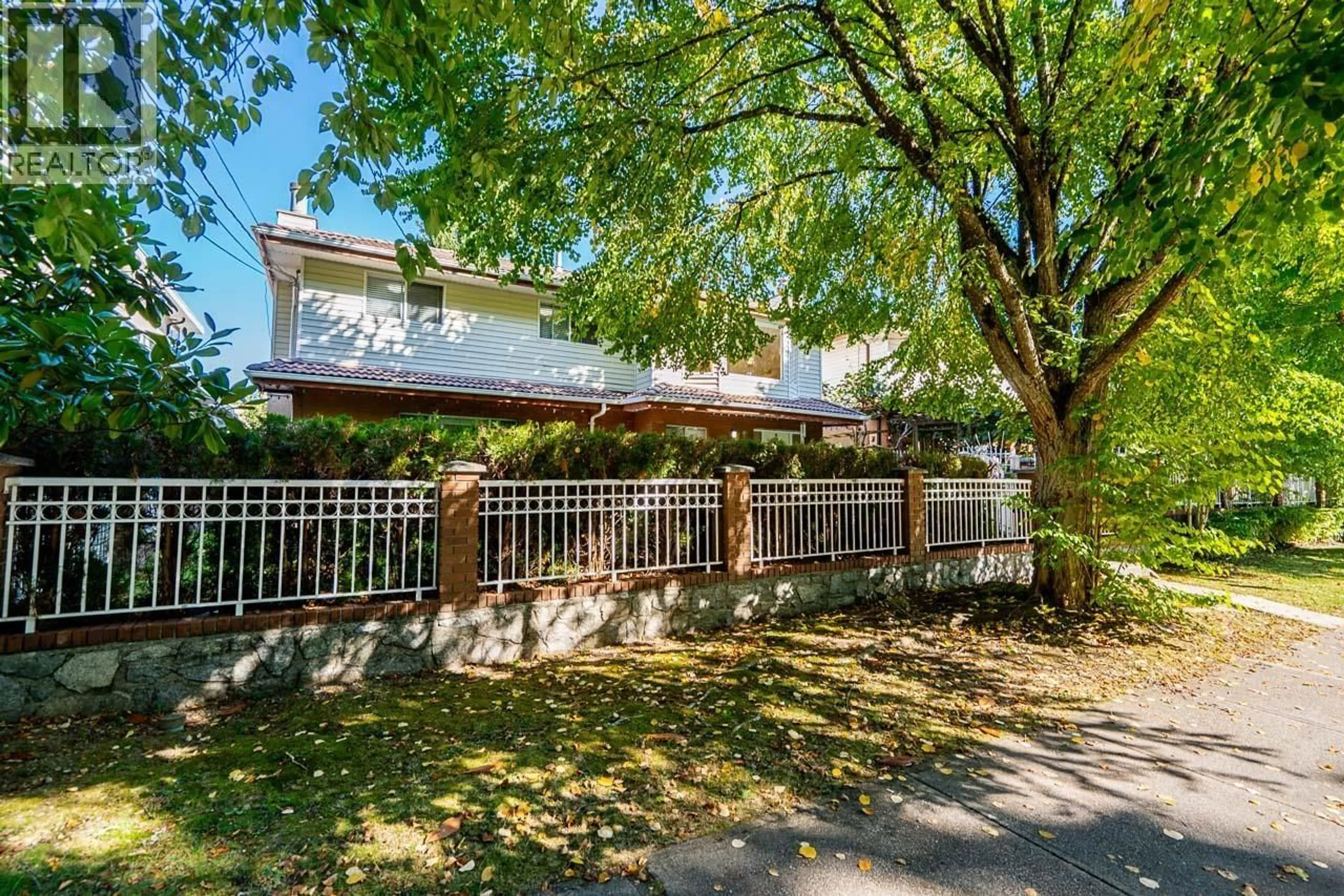Patio, street for 5031 HALIFAX STREET, Burnaby British Columbia V5B2N4