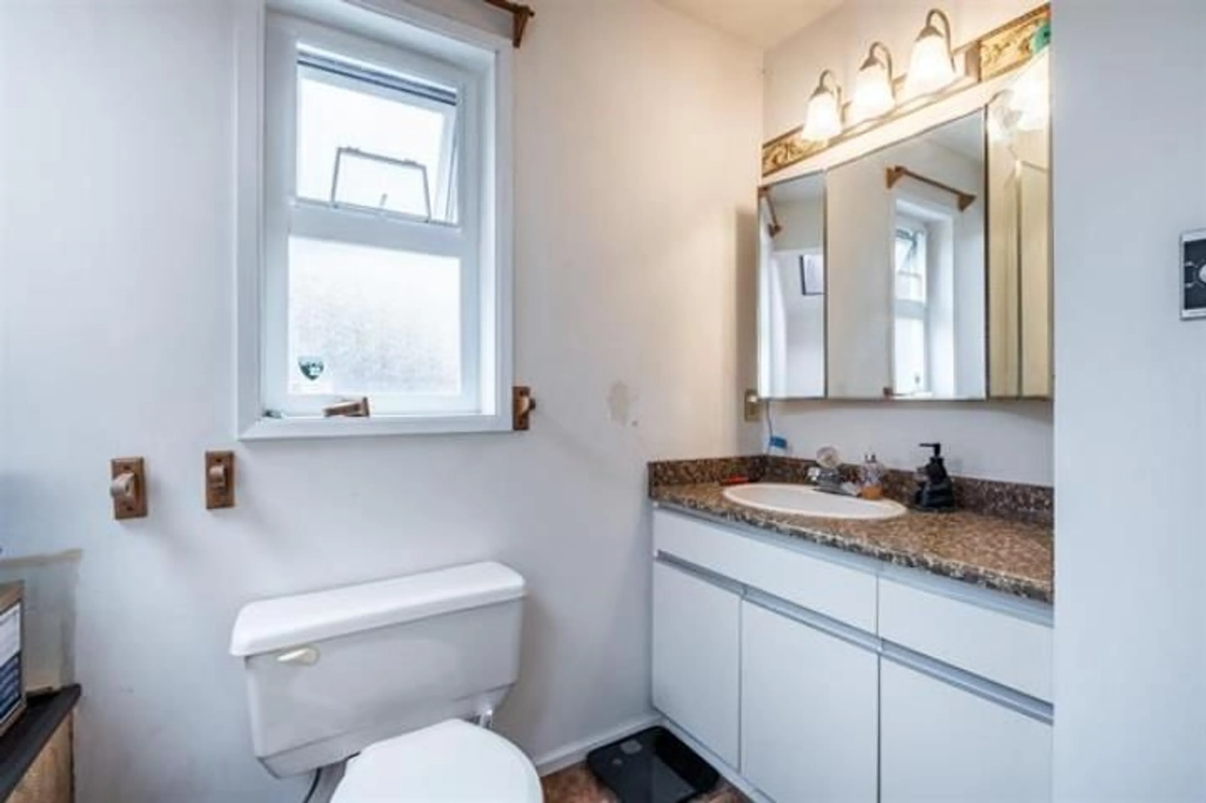 Standard bathroom, ceramic/tile floor for 6091 172 STREET, Surrey British Columbia V3S4Y2