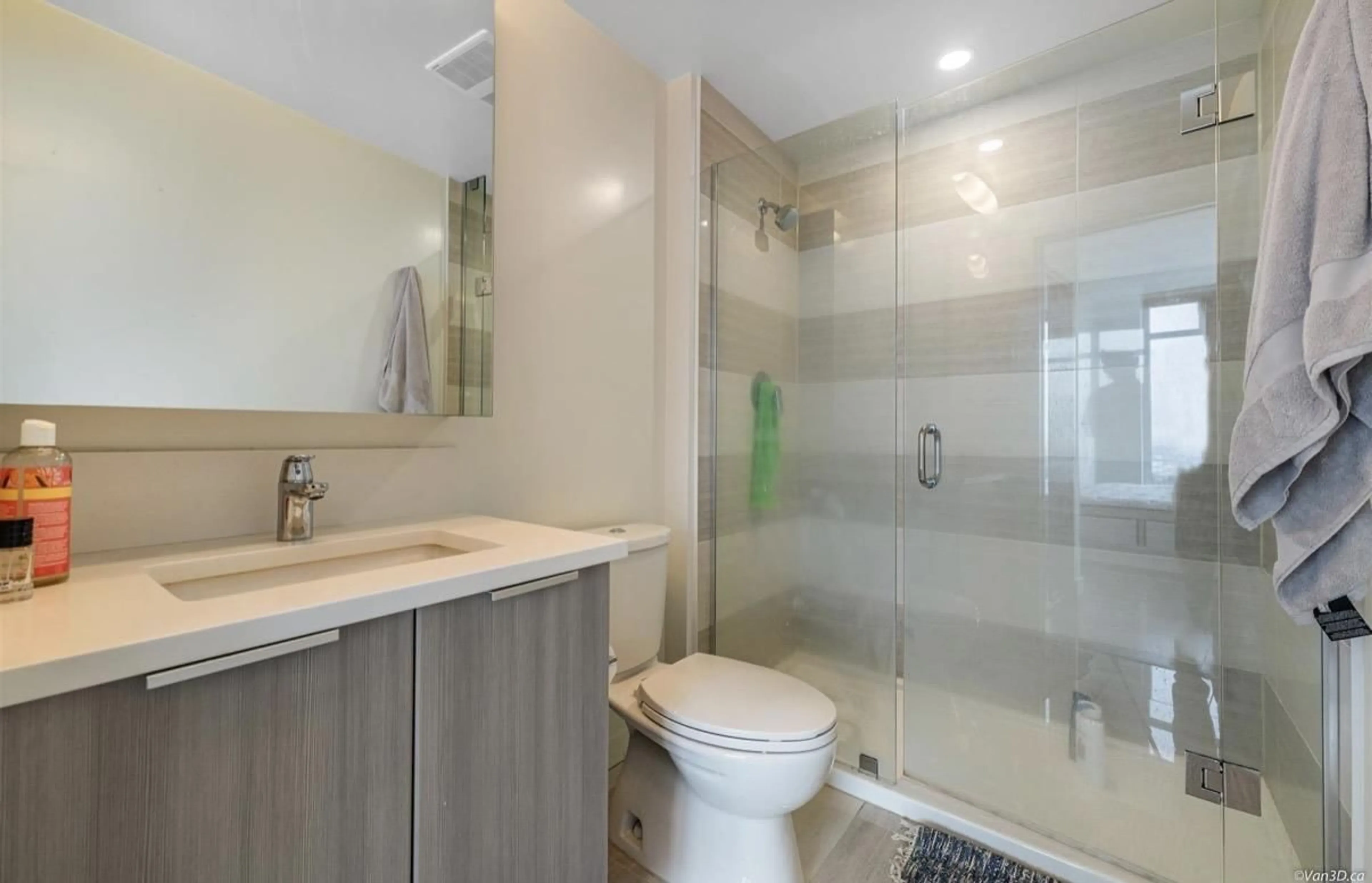 Standard bathroom, ceramic/tile floor for 2906 - 13308 CENTRAL AVENUE, Surrey British Columbia V3T0M4