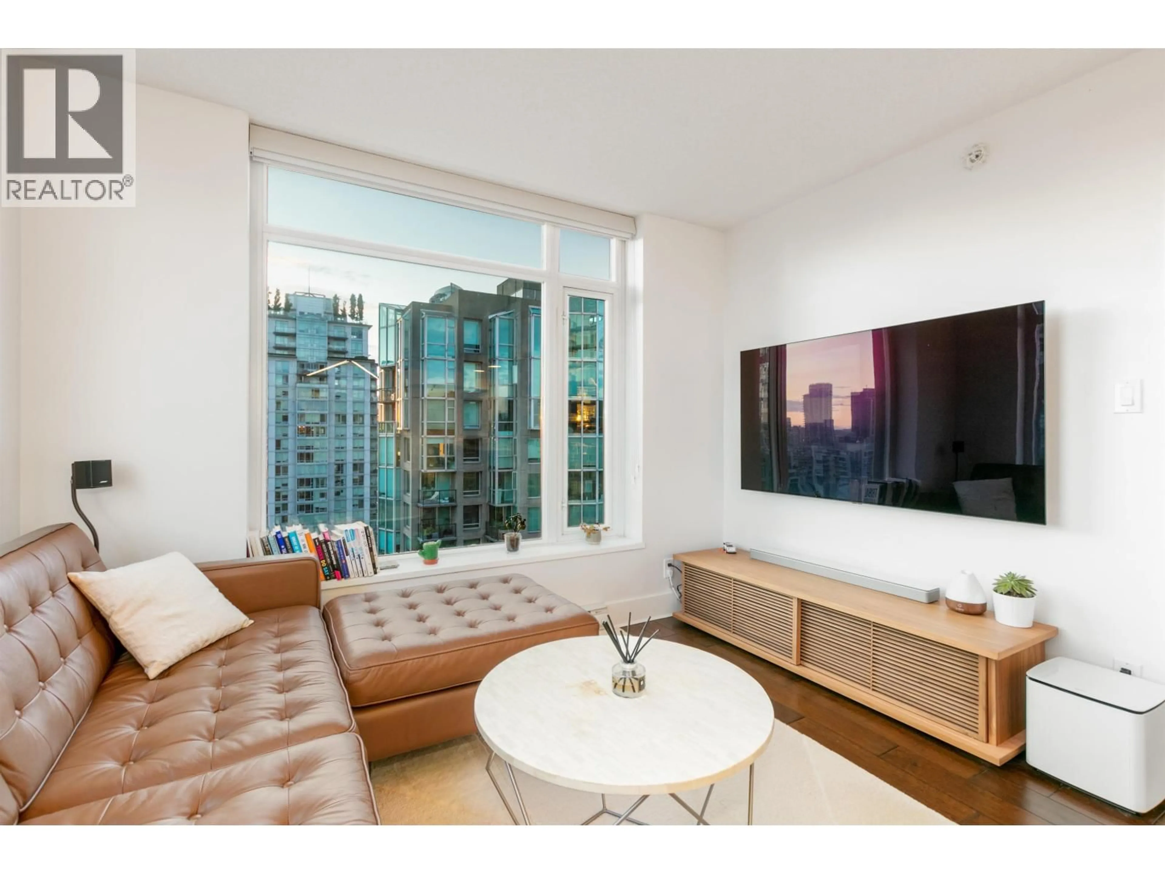 Living room with furniture, wood/laminate floor for 2801 - 888 HOMER STREET, Vancouver British Columbia V6B0H7