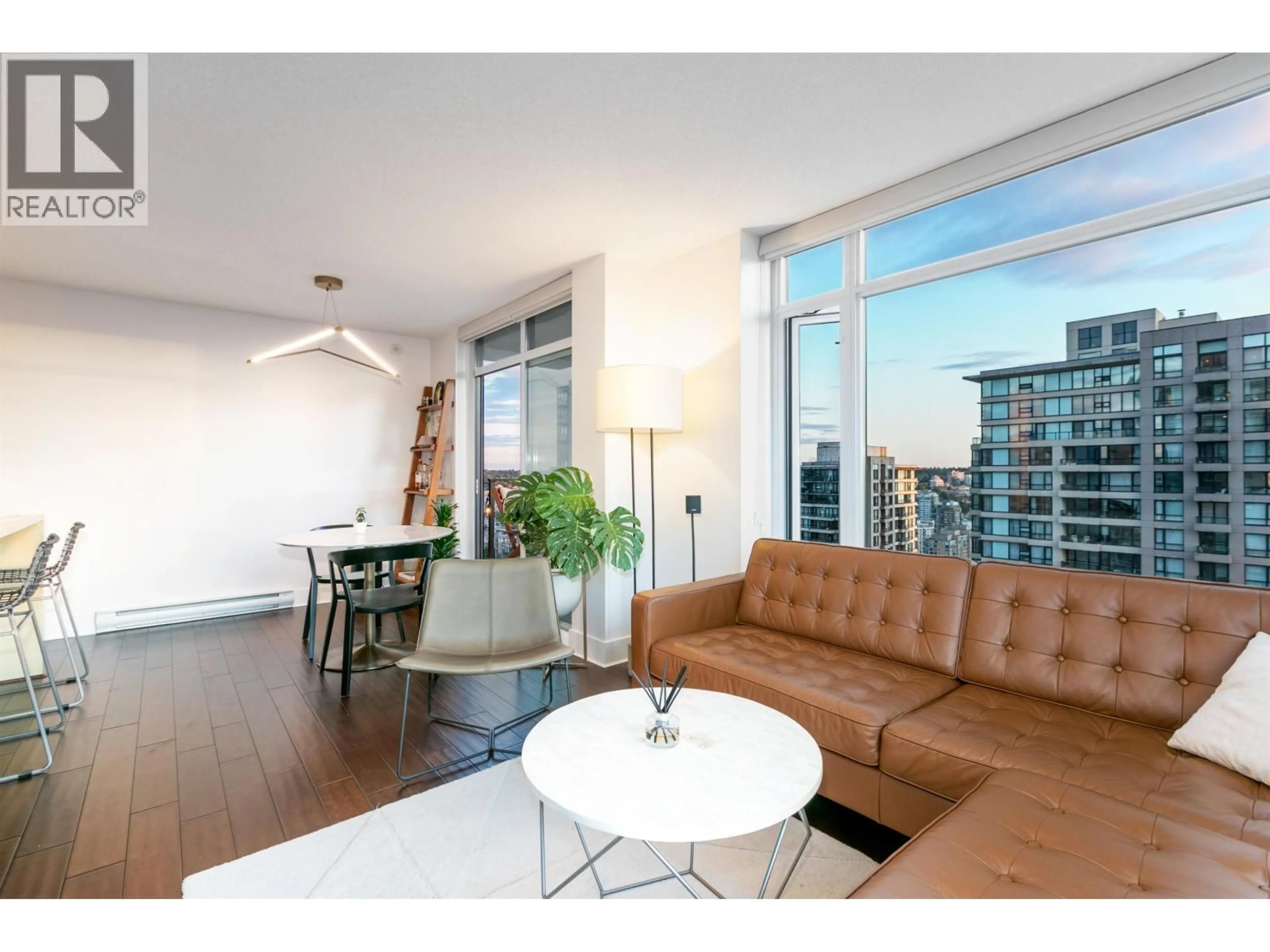 Living room with furniture, wood/laminate floor for 2801 - 888 HOMER STREET, Vancouver British Columbia V6B0H7