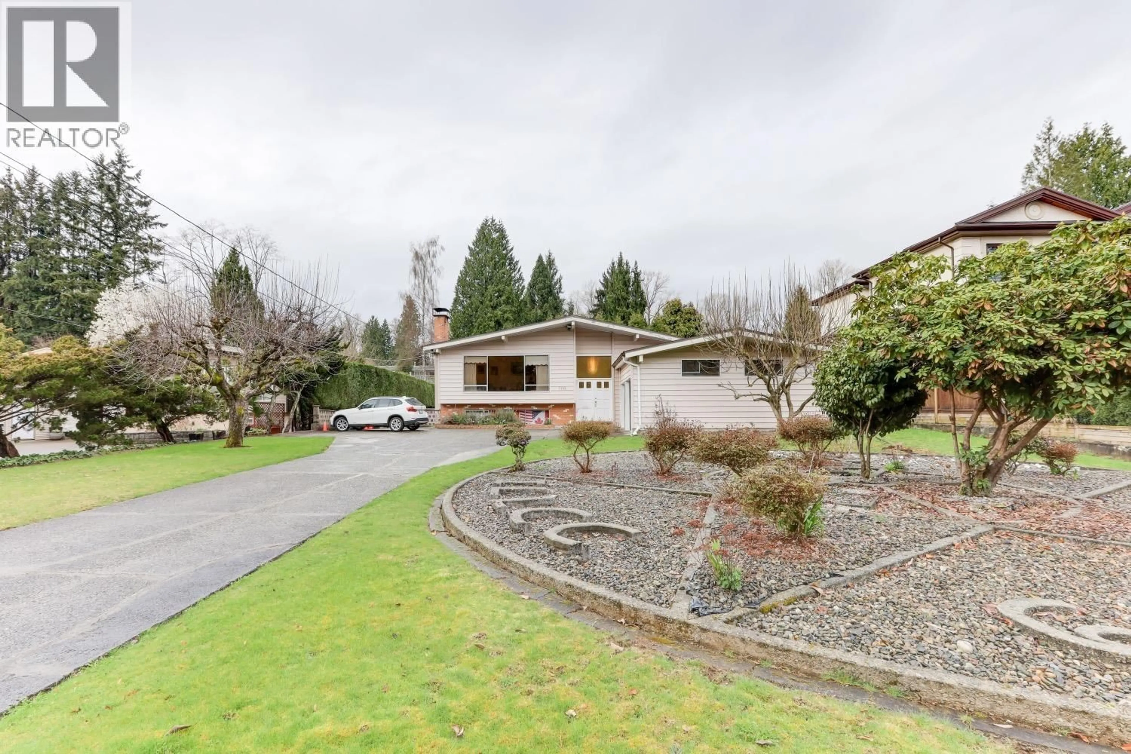 A pic from outside/outdoor area/front of a property/back of a property/a pic from drone, unknown for 7765 GOVERNMENT ROAD, Burnaby British Columbia V5A2C7