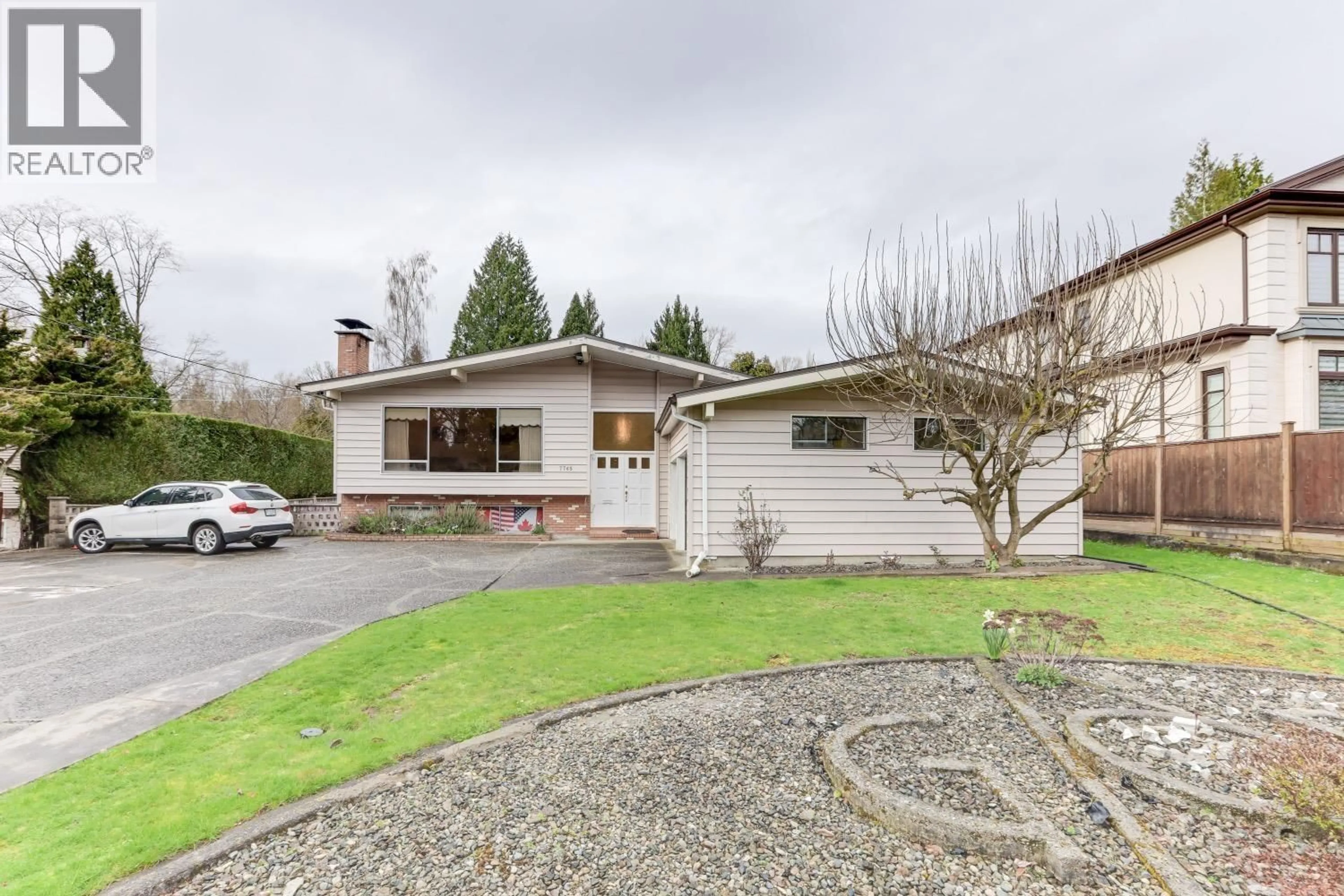 A pic from outside/outdoor area/front of a property/back of a property/a pic from drone, street for 7765 GOVERNMENT ROAD, Burnaby British Columbia V5A2C7