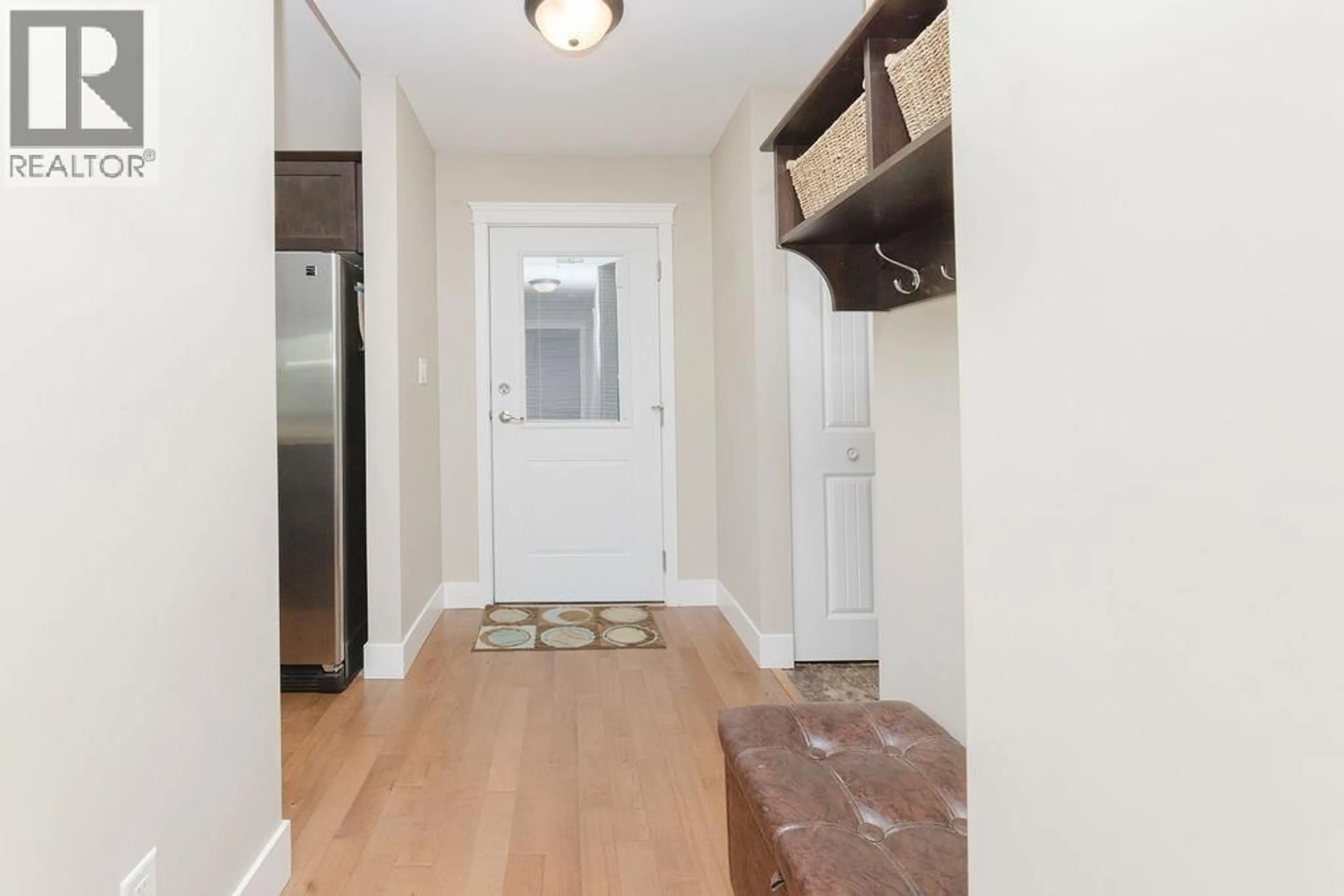 Indoor entryway for 201 - 518 SHAW ROAD, Gibsons British Columbia V0N1V8