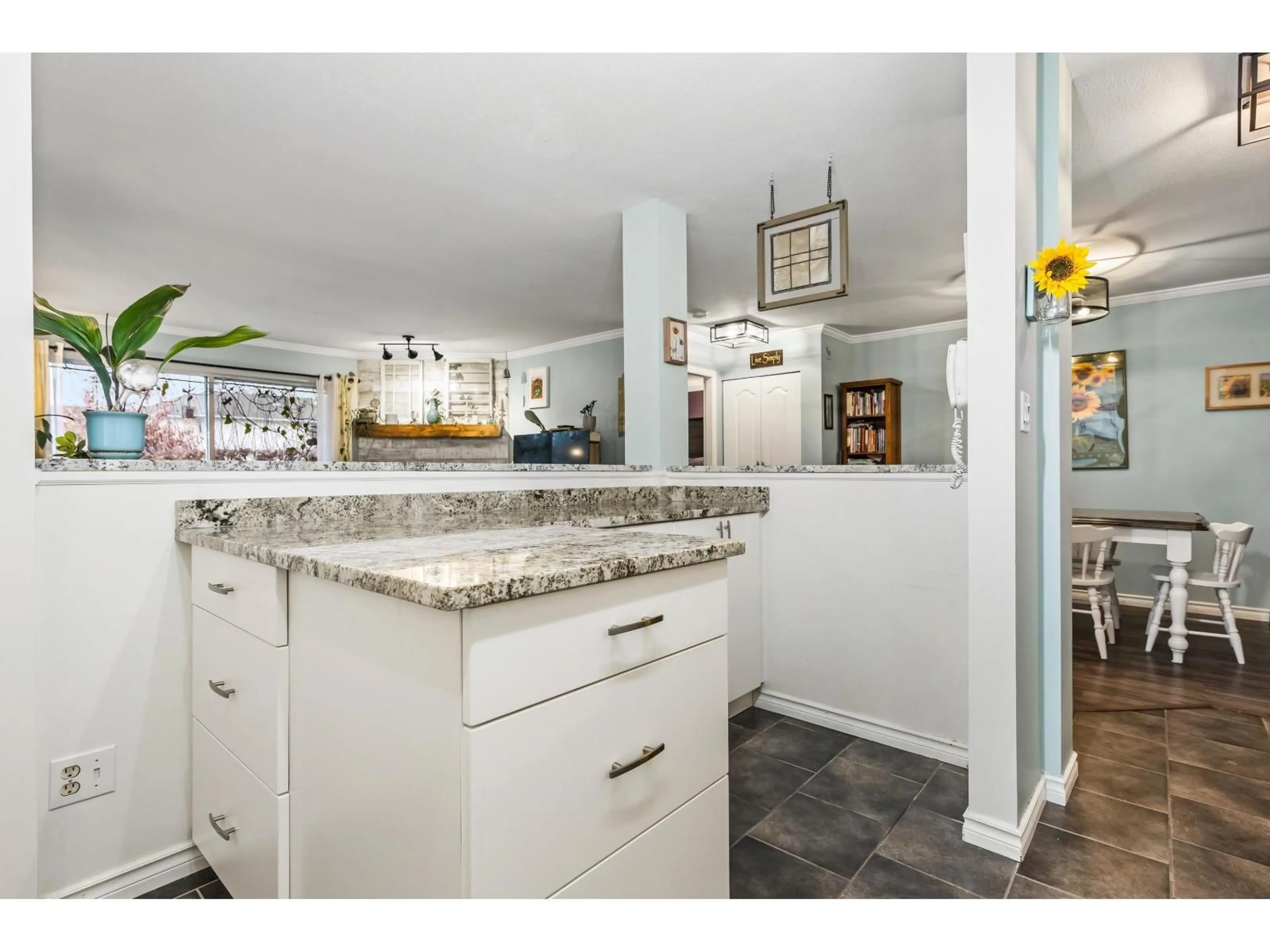 Open concept kitchen, ceramic/tile floor for 120 - 33175 OLD YALE ROAD, Abbotsford British Columbia V2S2J4