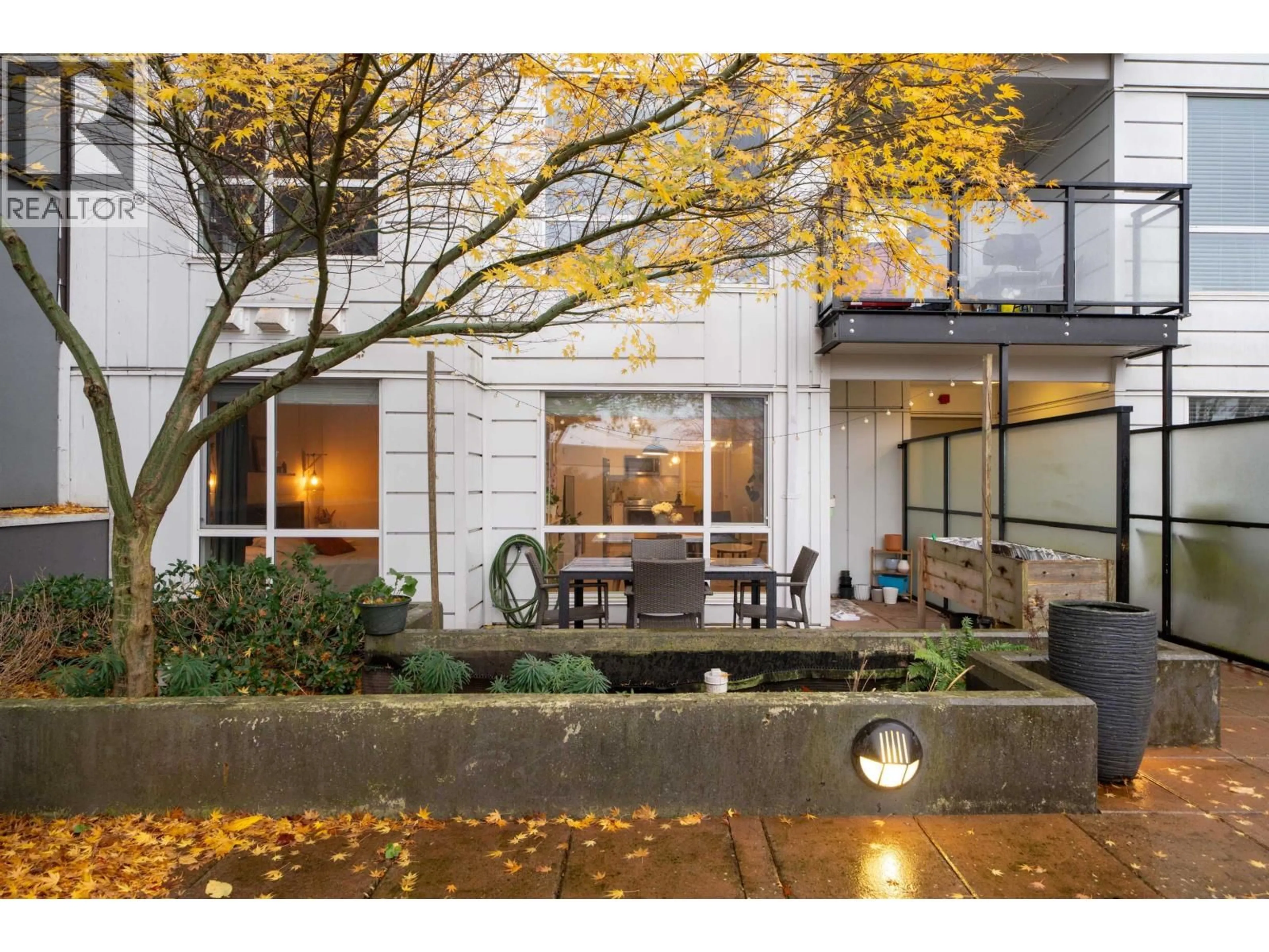 Patio, street for 209 - 233 KINGSWAY, Vancouver British Columbia V5T3J5