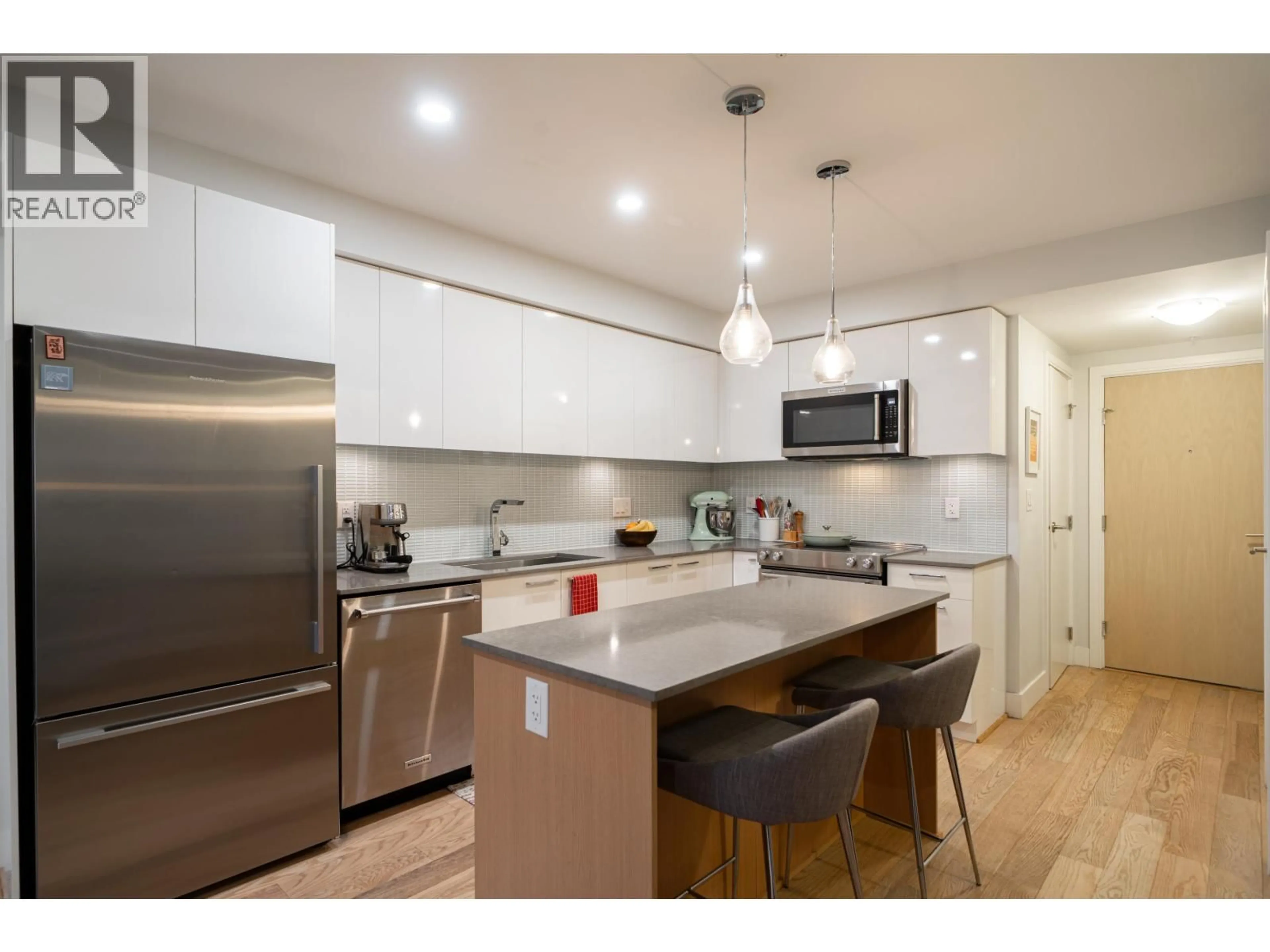 Open concept kitchen, unknown for 209 - 233 KINGSWAY, Vancouver British Columbia V5T3J5