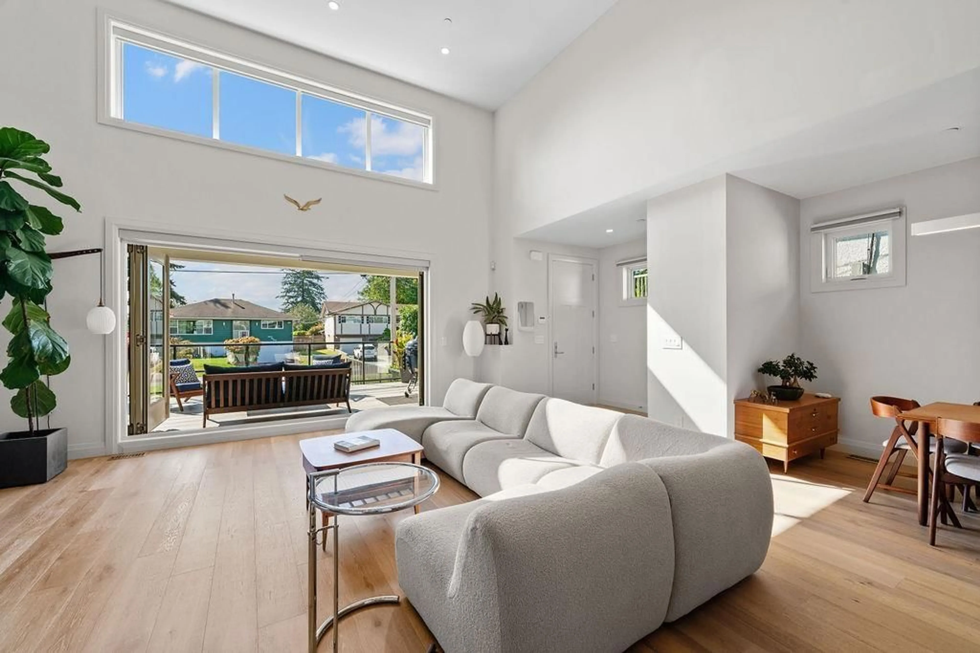 Living room with furniture, unknown for 15541 OXENHAM AVENUE, White Rock British Columbia V4B2J2