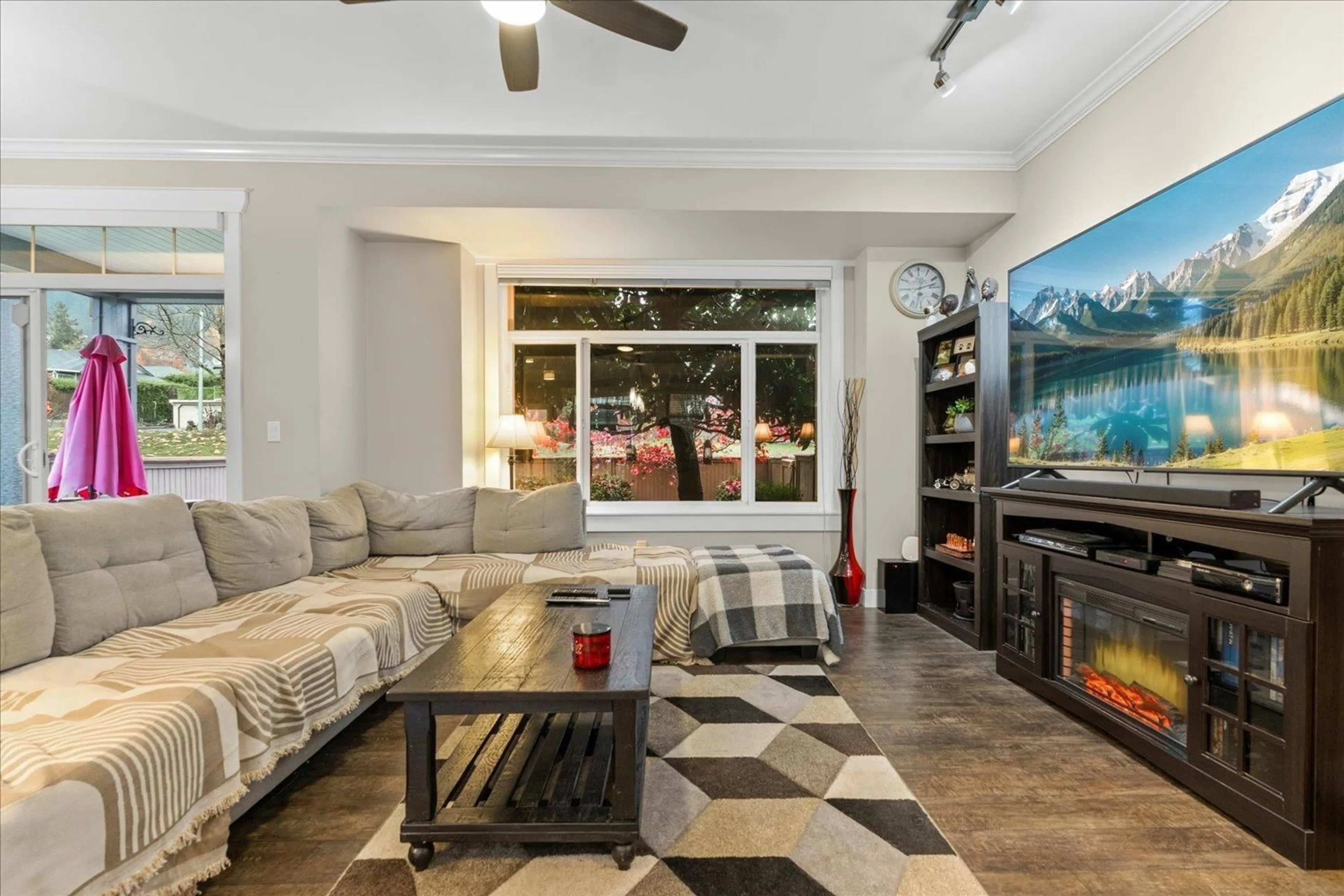Living room with furniture, ceramic/tile floor for 4 - 5623 TESKEY WAY, Chilliwack British Columbia V2R0K9