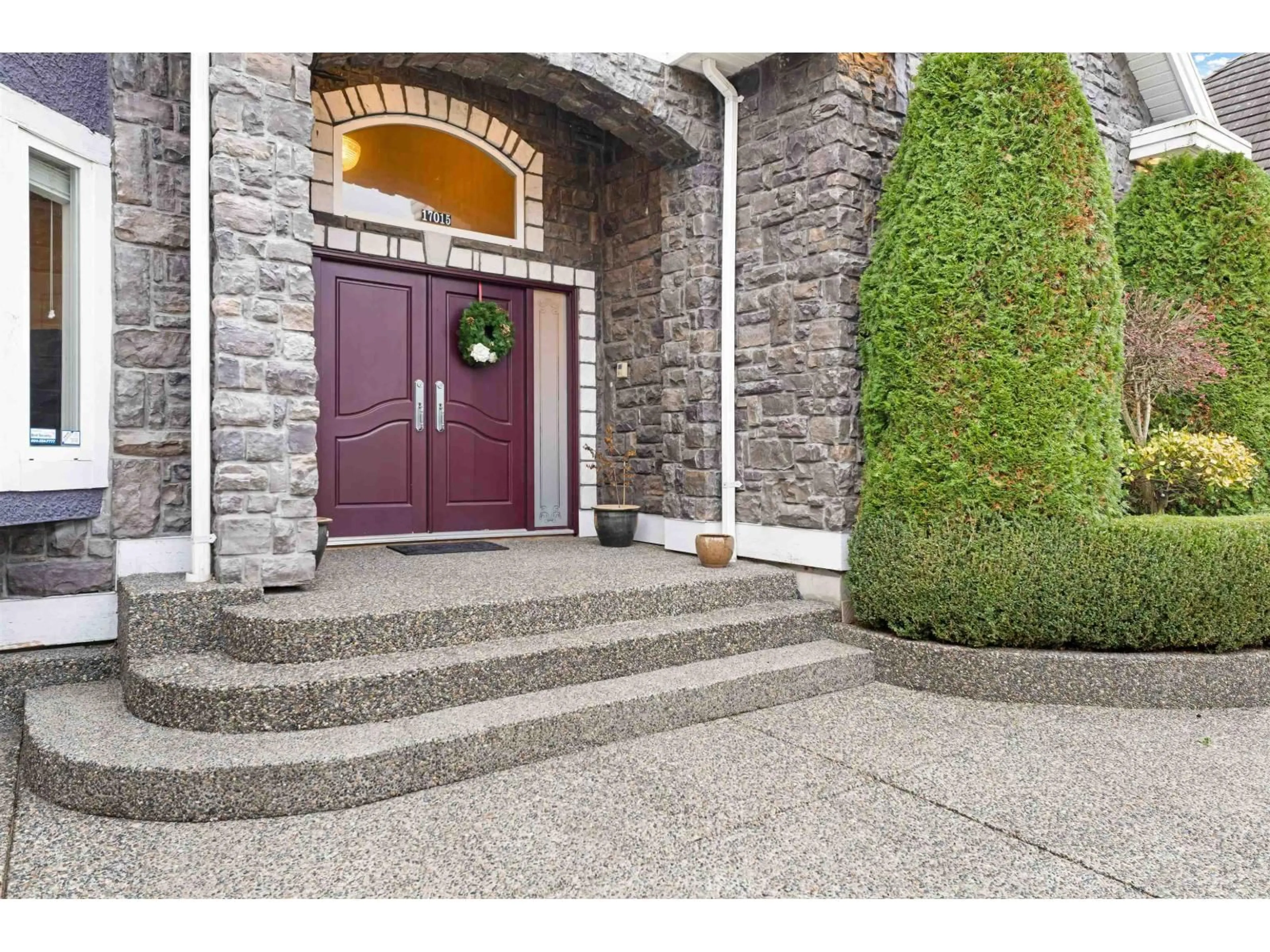 Indoor entryway for 17015 86A AVENUE, Surrey British Columbia V3X3J1