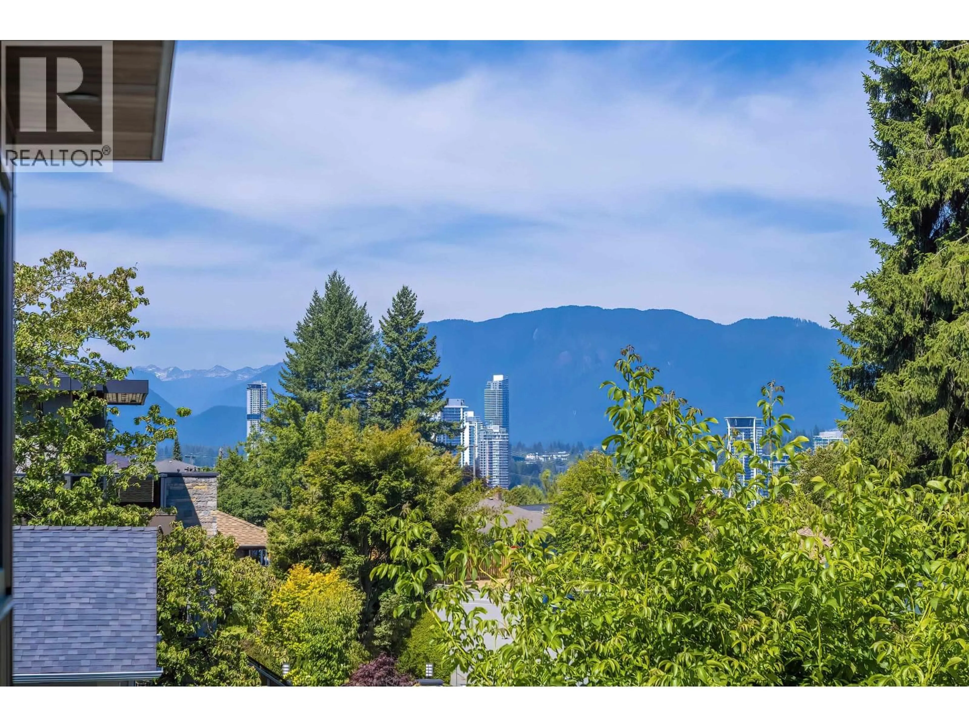 A pic from outside/outdoor area/front of a property/back of a property/a pic from drone, mountain view for 827 CHESTNUT STREET, New Westminster British Columbia V3L4N3